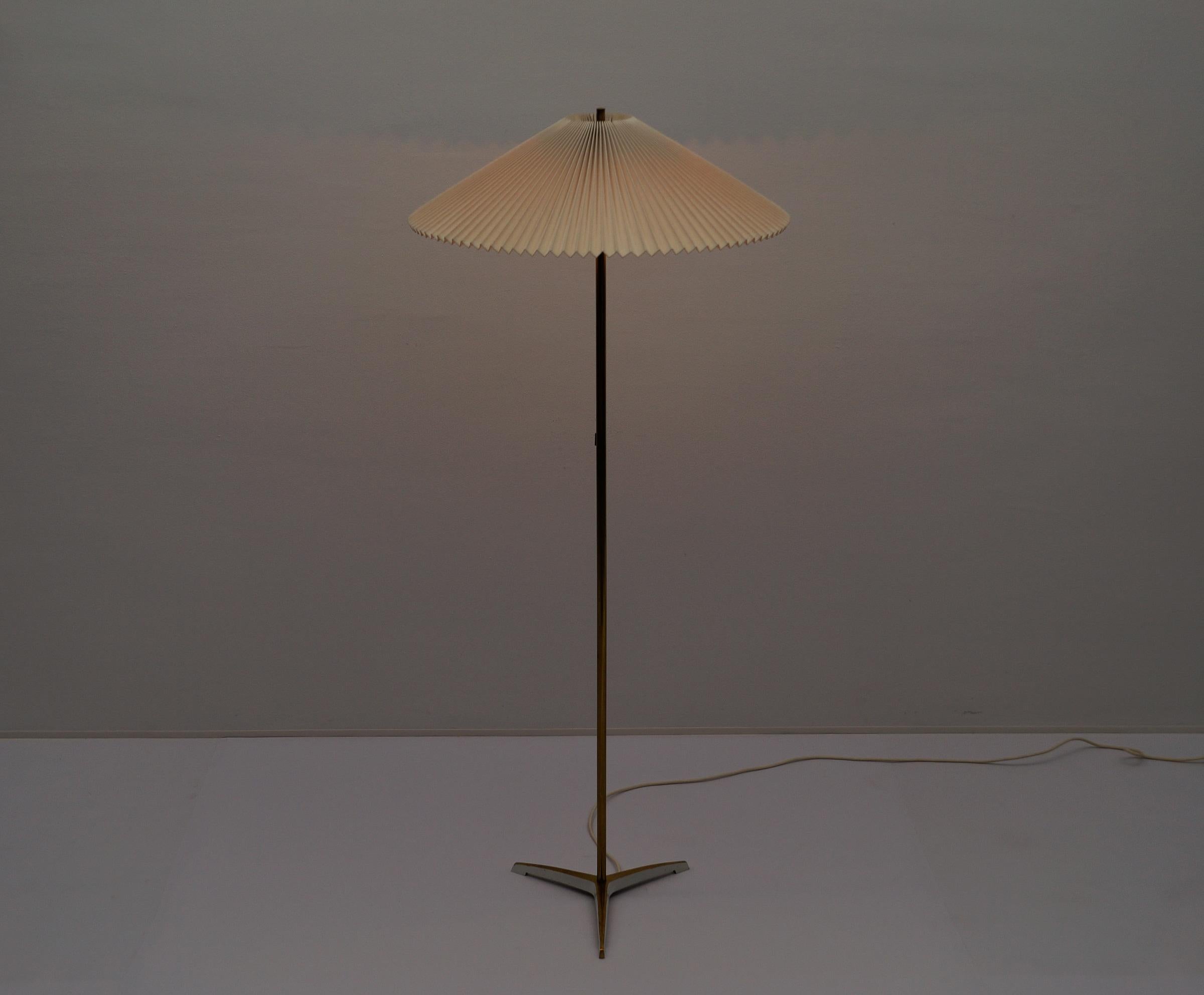 Scandinavo Lampada da terra a treppiede in ottone e paralume pieghevole in stile giapponese della metà del secolo scorso in vendita