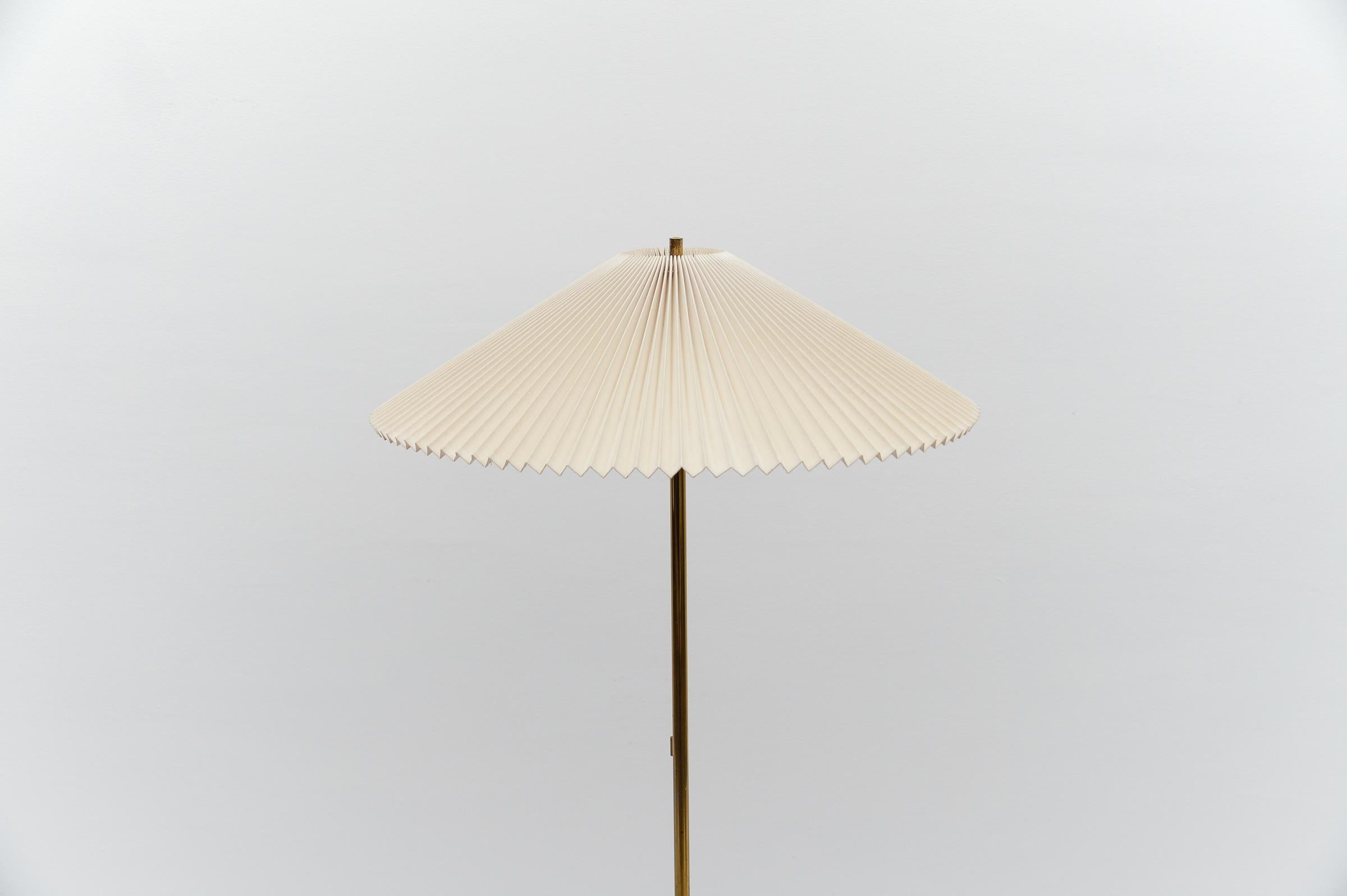 Lampada da terra a treppiede in ottone e paralume pieghevole in stile giapponese della metà del secolo scorso In condizioni buone in vendita a Nürnberg, Bayern