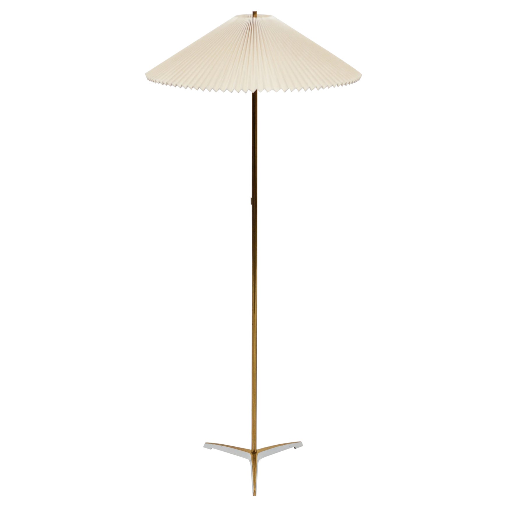 Lampada da terra a treppiede in ottone e paralume pieghevole in stile giapponese della metà del secolo scorso