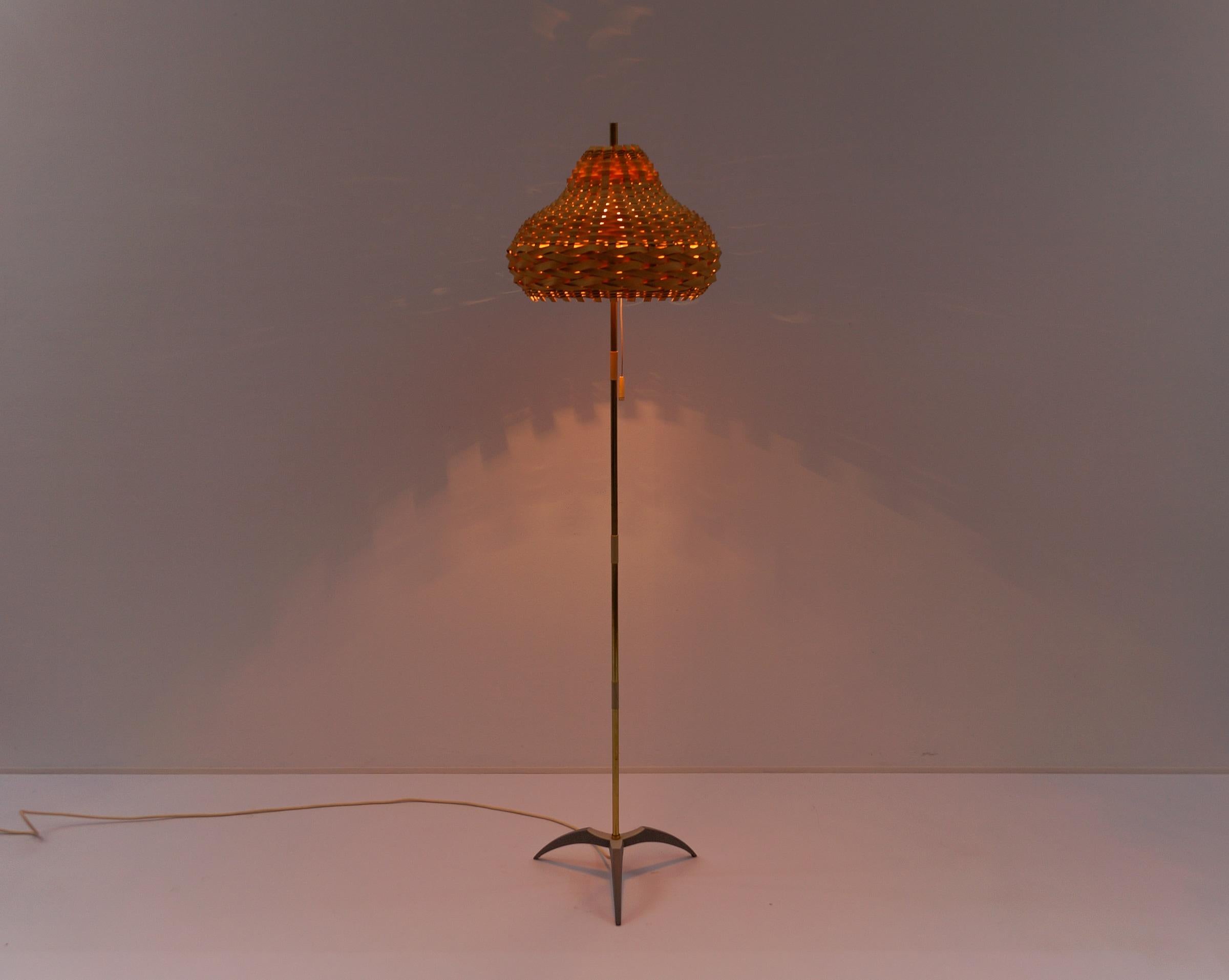 Mid-Century Modern Tripod Brass Floor Lamp, 1950s Italy In Good Condition For Sale In Nürnberg, Bayern