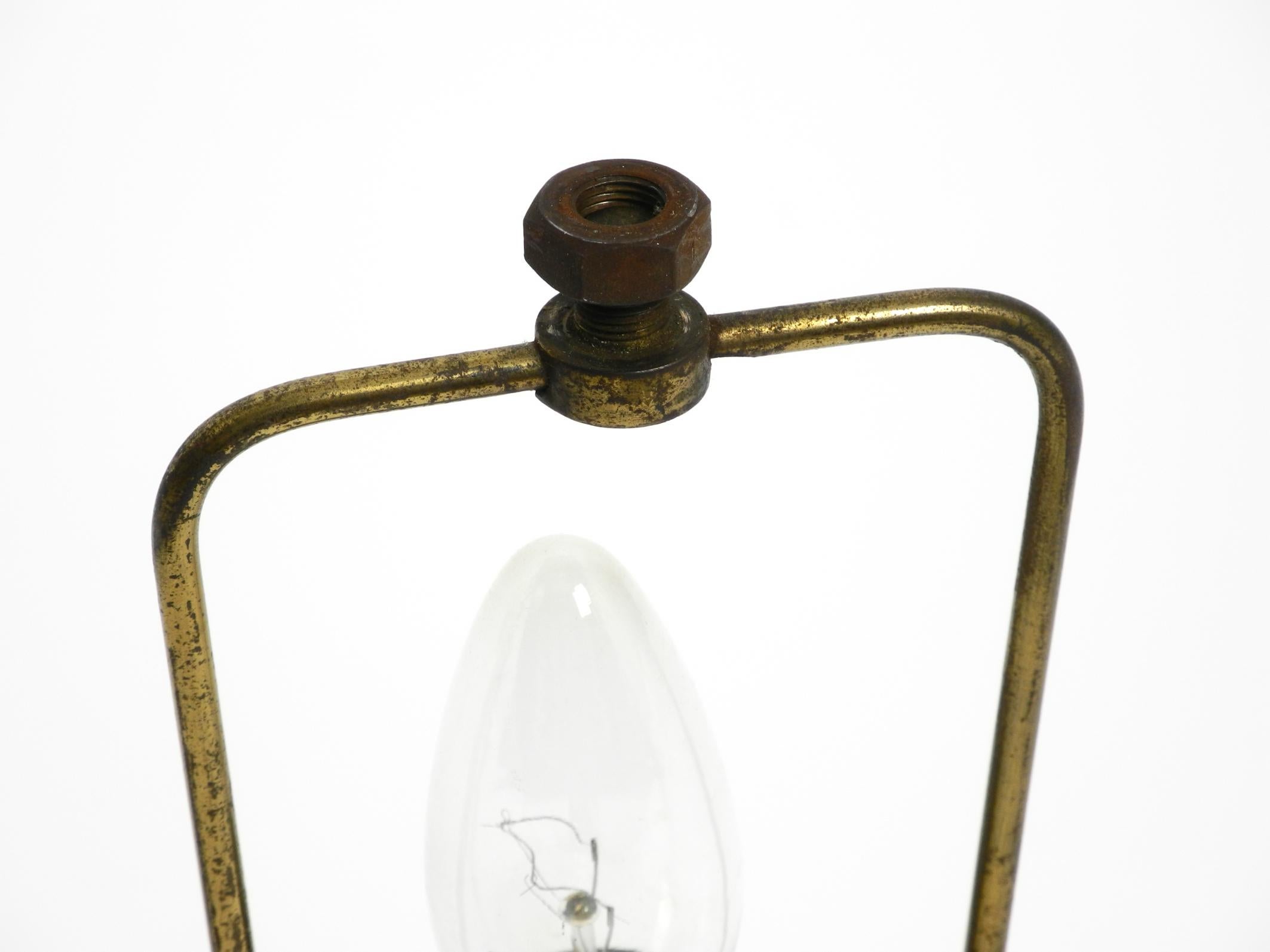 Lampe de table tripode moderne du milieu du siècle dernier avec abat-jour à rayures en nylon enveloppé en vente 3
