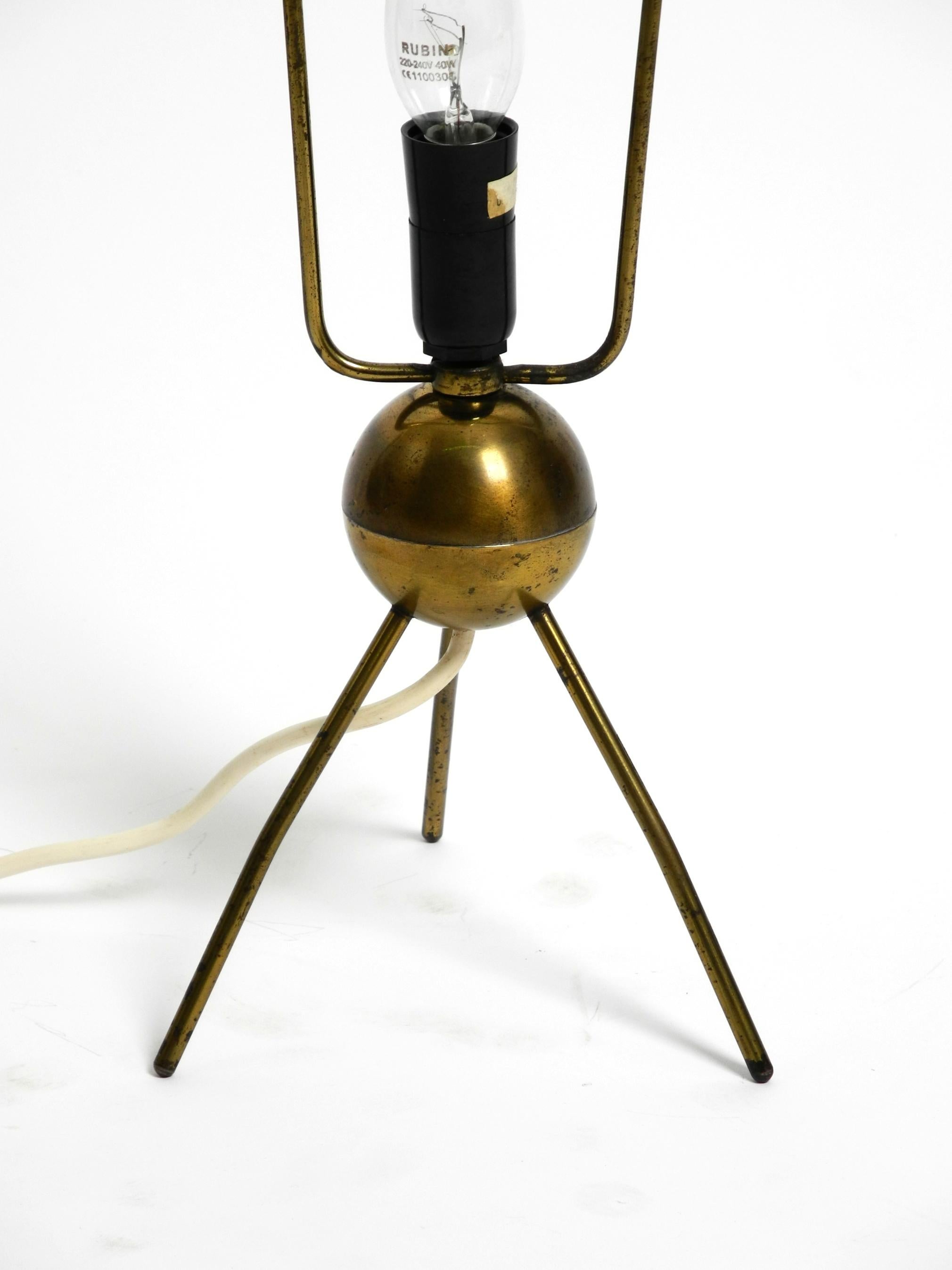 Lampe de table tripode moderne du milieu du siècle dernier avec abat-jour à rayures en nylon enveloppé en vente 4