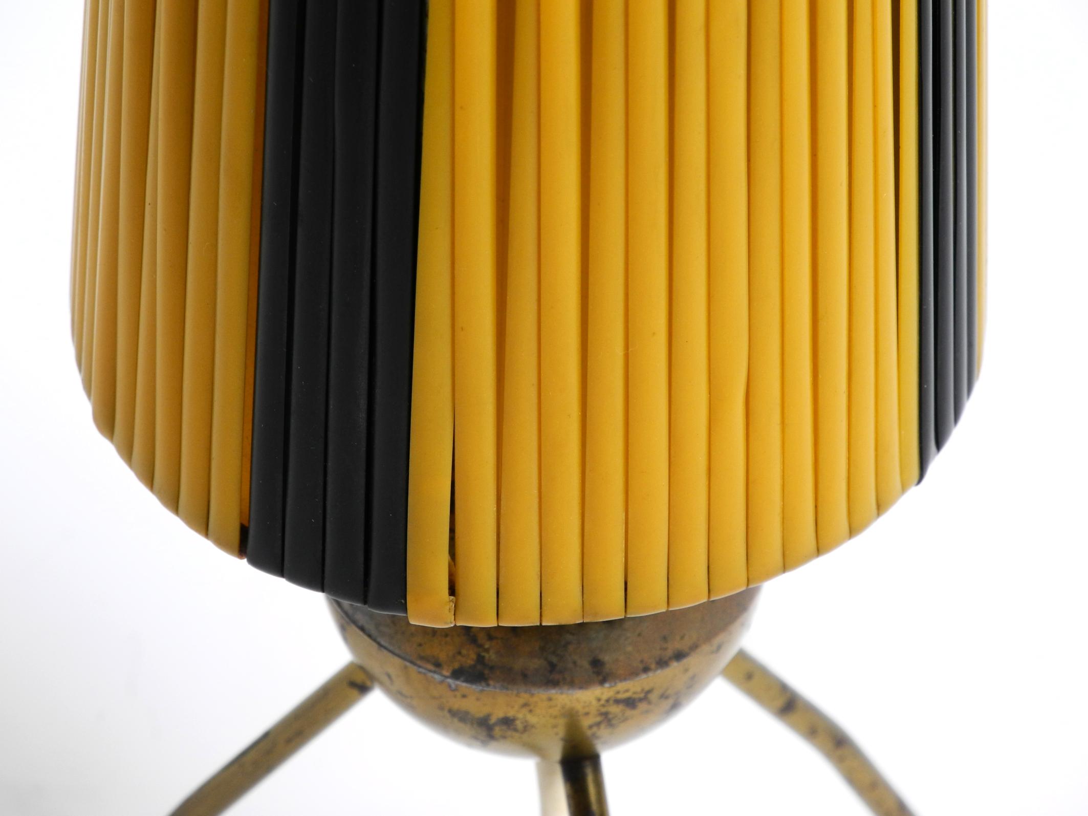 Lampe de table tripode moderne du milieu du siècle dernier avec abat-jour à rayures en nylon enveloppé en vente 8