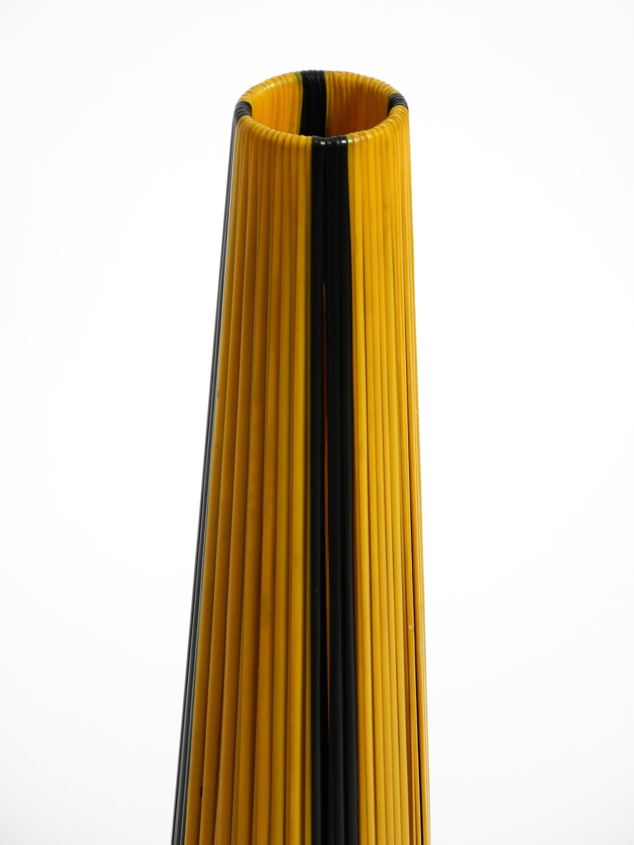 Lampe de table tripode moderne du milieu du siècle dernier avec abat-jour à rayures en nylon enveloppé en vente 10