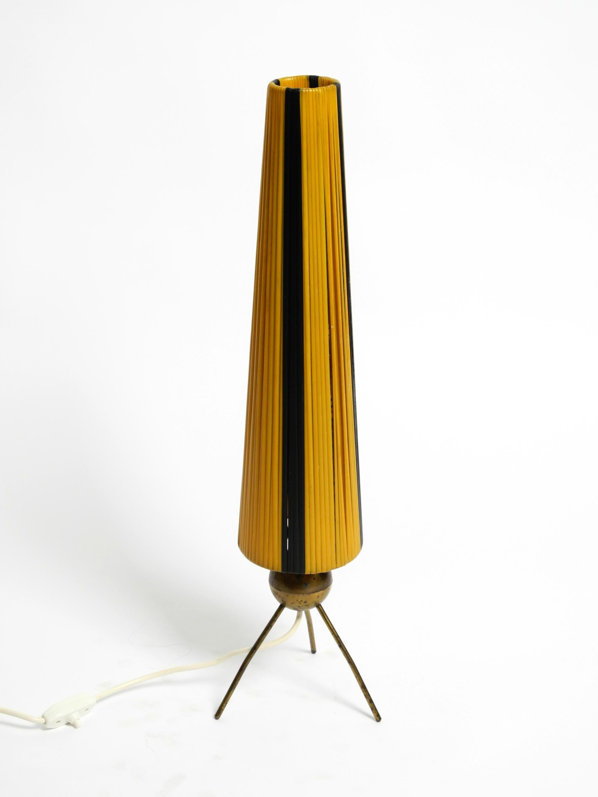 Lampe de table tripode moderne du milieu du siècle dernier avec abat-jour à rayures en nylon enveloppé en vente 11