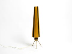 Lámpara de sobremesa trípode de latón de mediados del siglo XX con pantalla de tiras de nailon envueltas