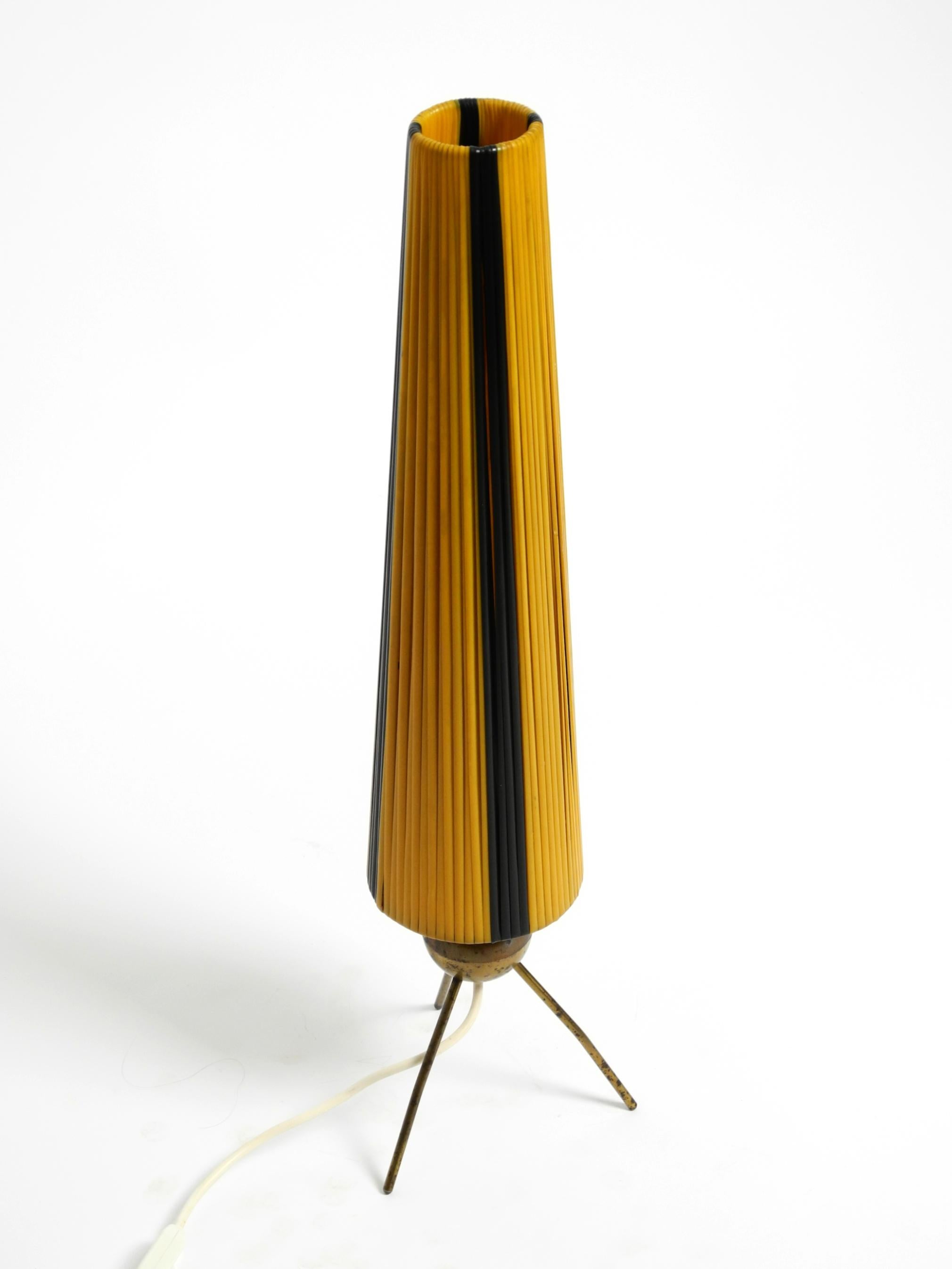 Mid-Century Modern Lampe de table tripode moderne du milieu du siècle dernier avec abat-jour à rayures en nylon enveloppé en vente