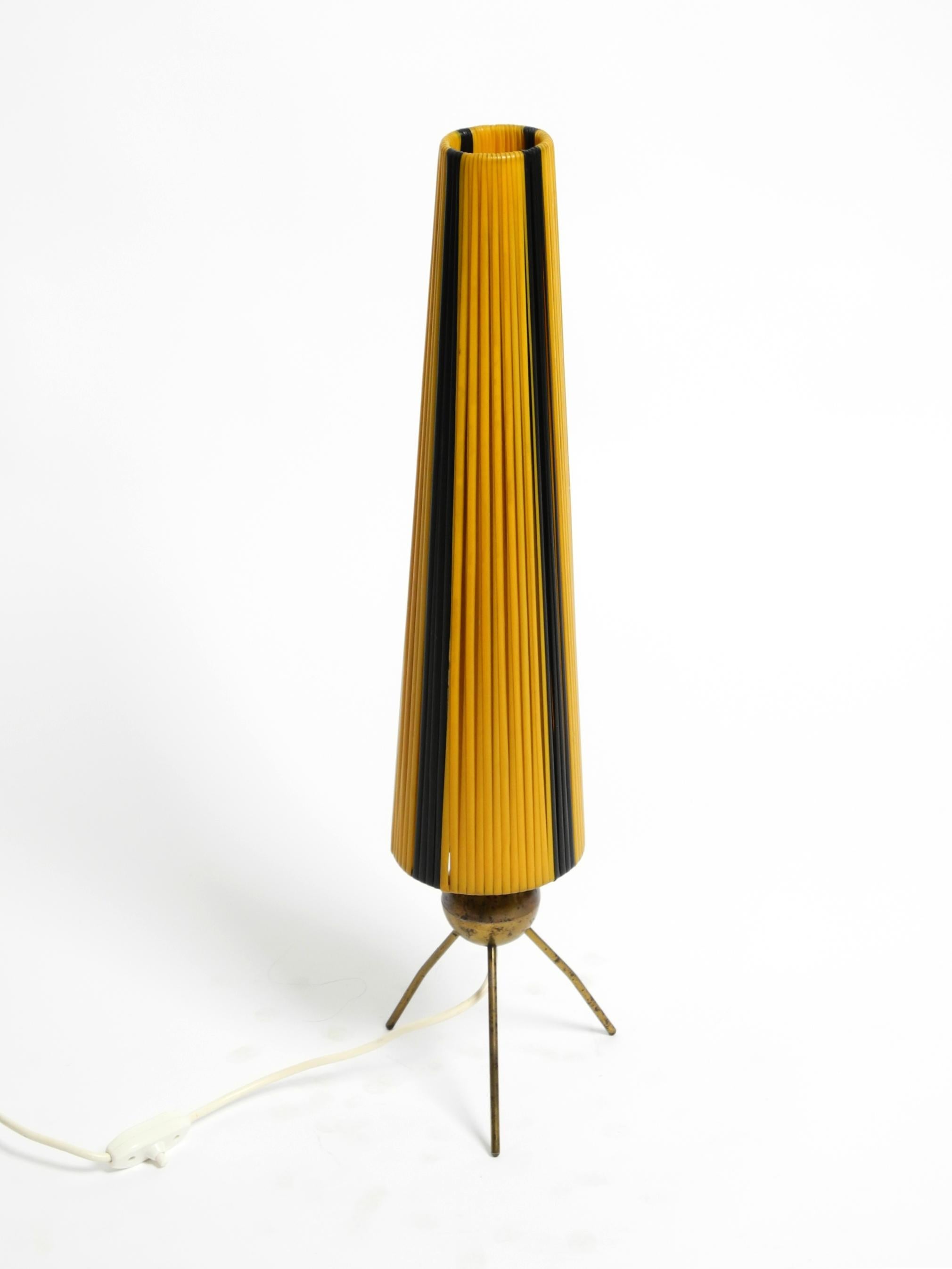 Allemand Lampe de table tripode moderne du milieu du siècle dernier avec abat-jour à rayures en nylon enveloppé en vente