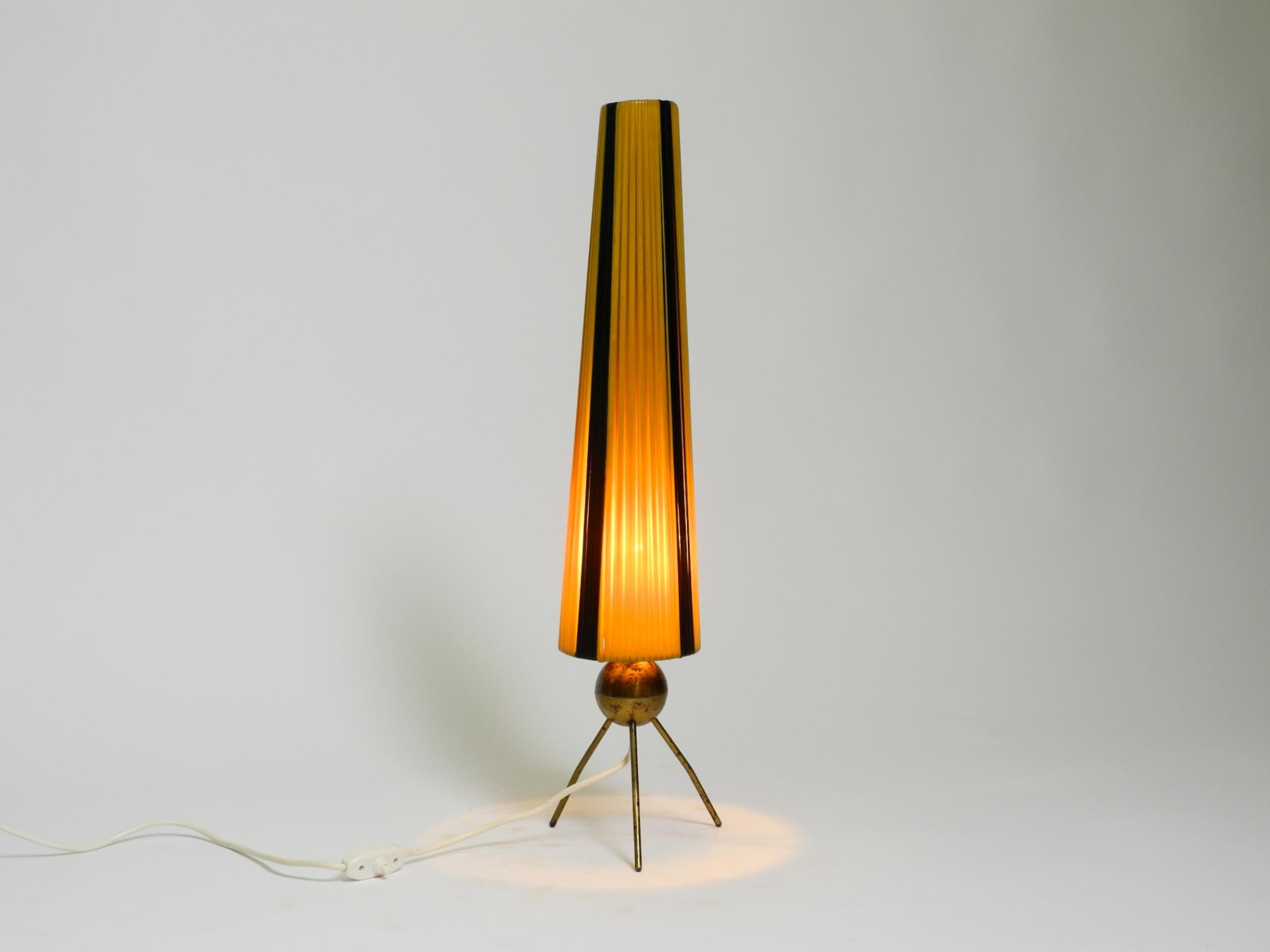 Lampe de table tripode moderne du milieu du siècle dernier avec abat-jour à rayures en nylon enveloppé Bon état - En vente à München, DE