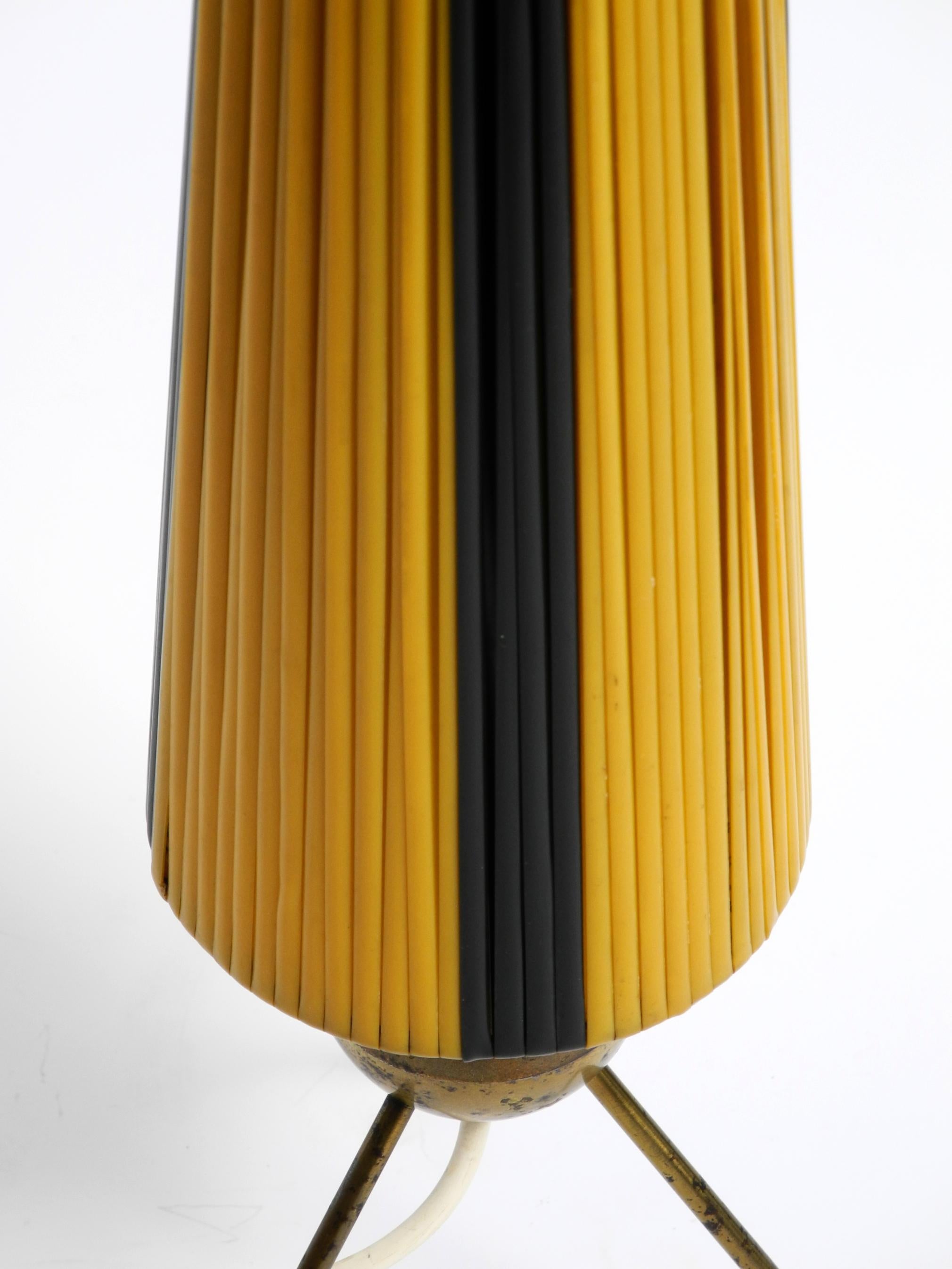 Lampe de table tripode moderne du milieu du siècle dernier avec abat-jour à rayures en nylon enveloppé en vente 1
