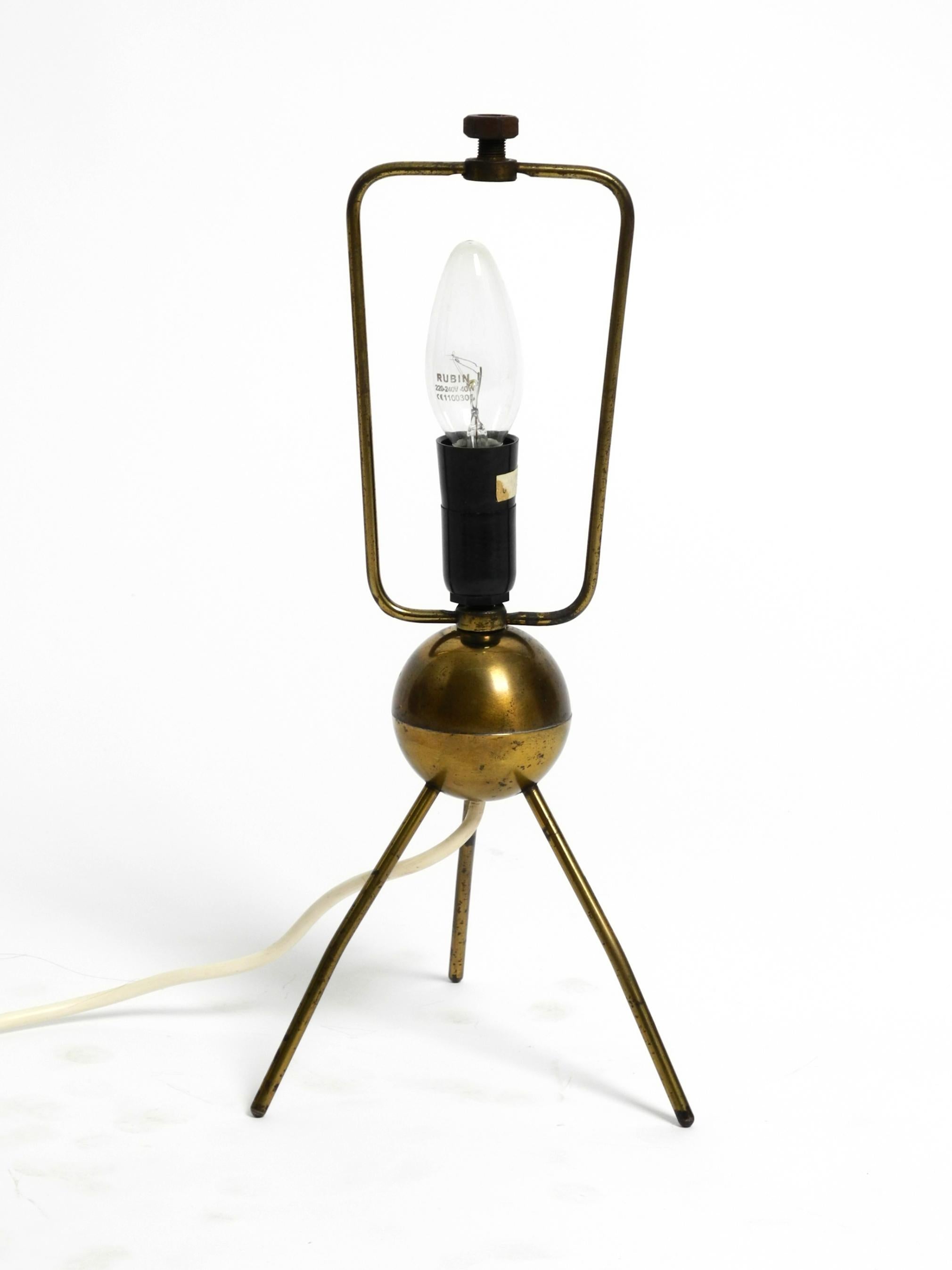 Lampe de table tripode moderne du milieu du siècle dernier avec abat-jour à rayures en nylon enveloppé en vente 2