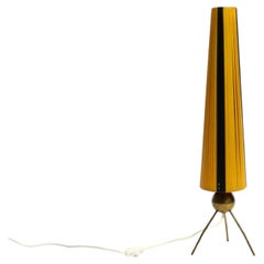 Moderne Dreibein-Tischlampe aus Messing mit umwickeltem Lampenschirm aus der Mitte des Jahrhunderts aus Nylonstreifen