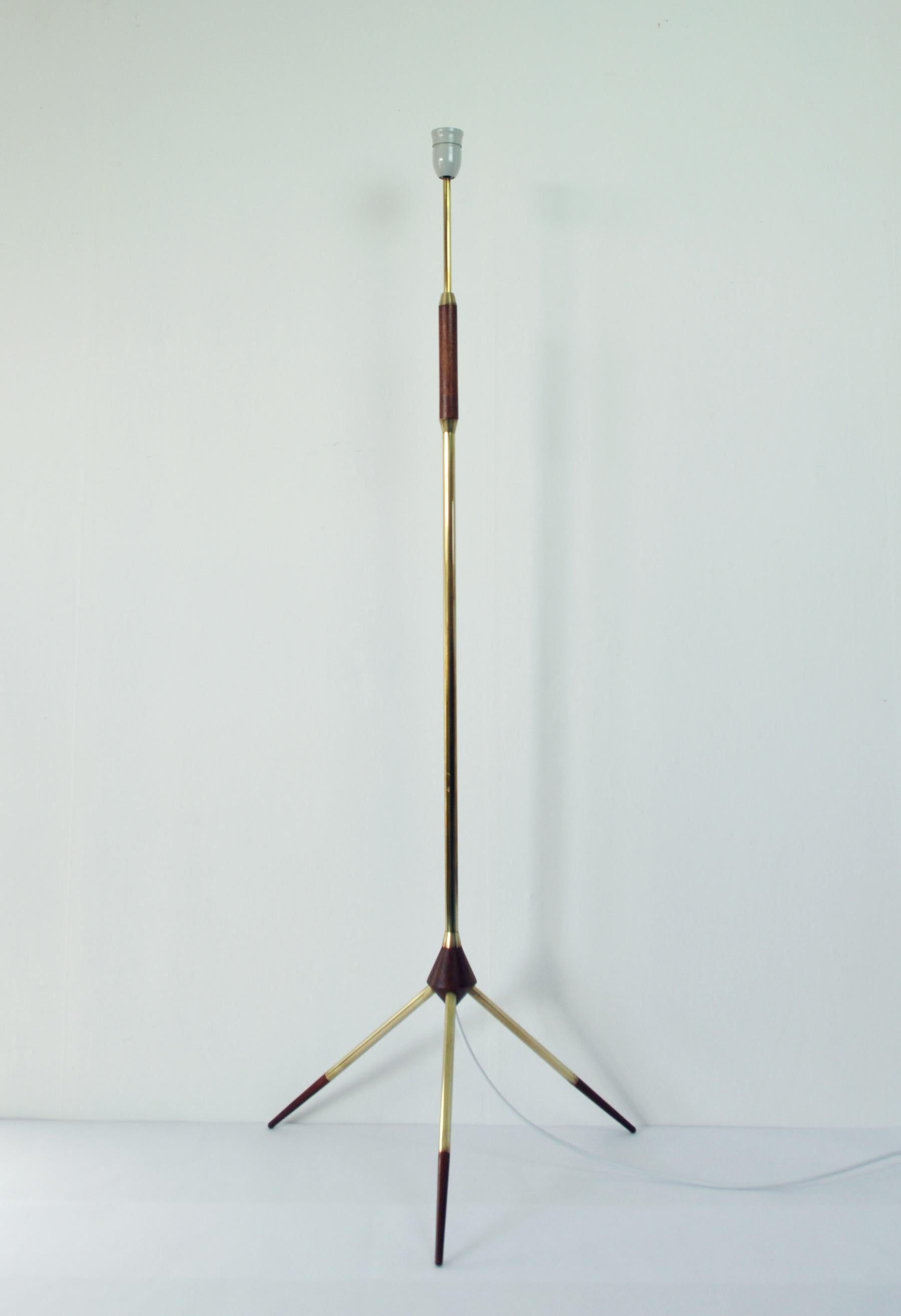 Mid-Century Modern Tripod Floor Lamp in Brass and Teak In Good Condition For Sale In Vordingborg, DK