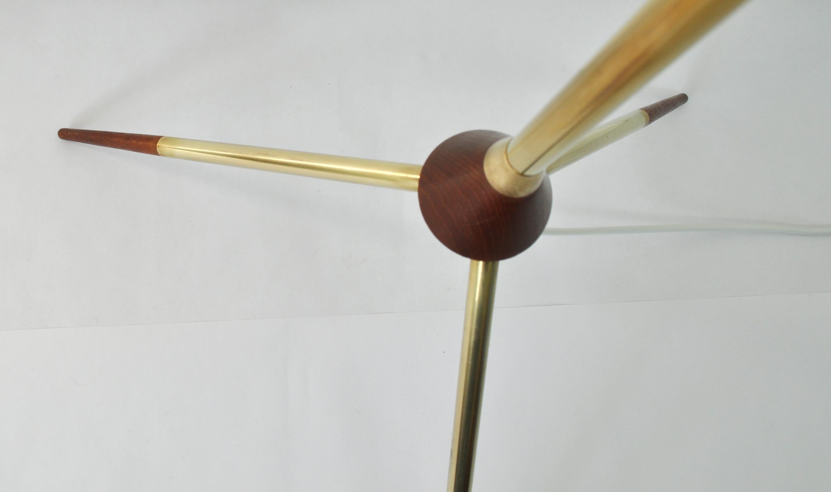 20th Century Mid-Century Modern Tripod Floor Lamp in Brass and Teak For Sale