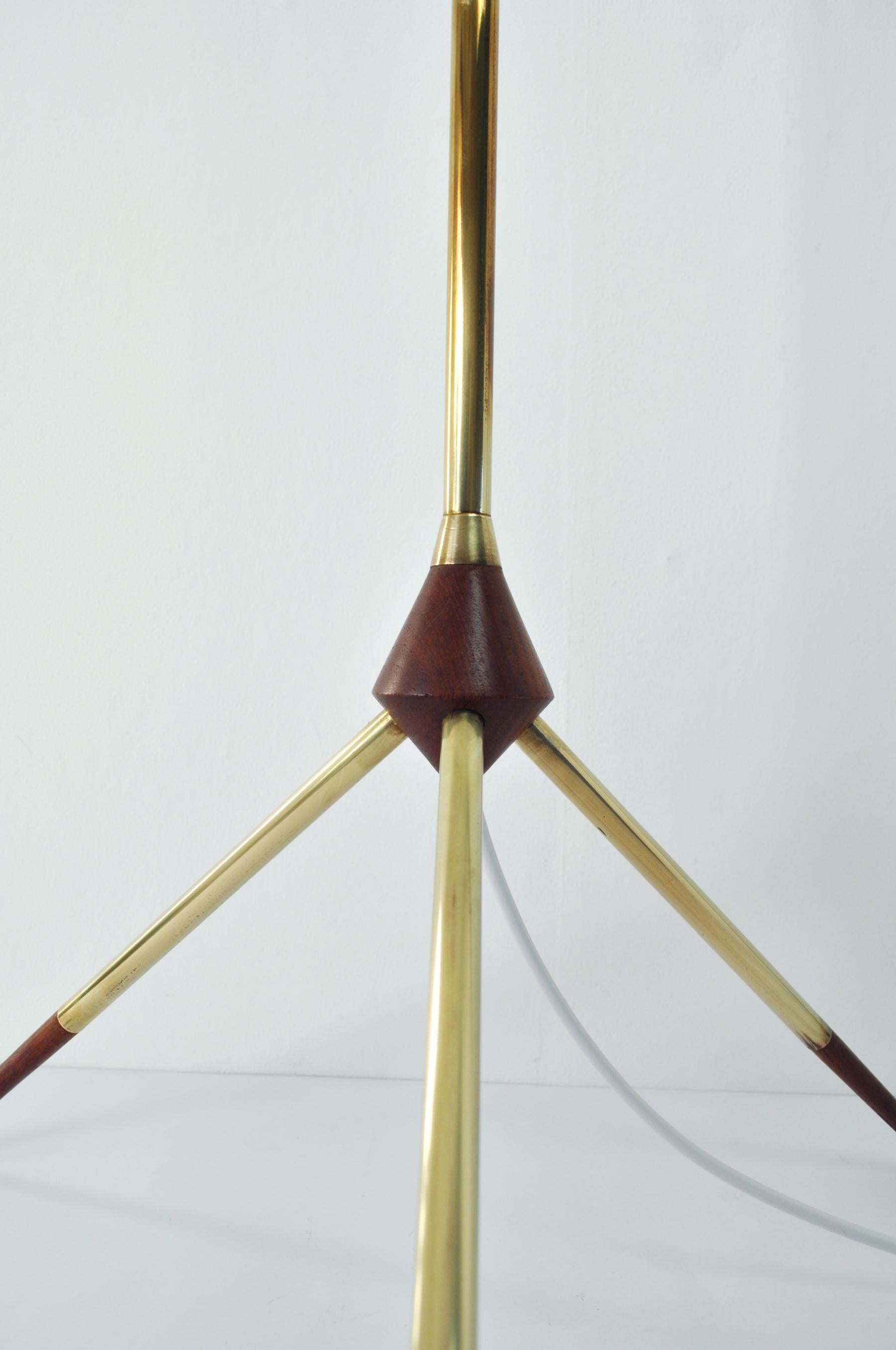 Mid-Century Modern Tripod Floor Lamp in Brass and Teak For Sale 1