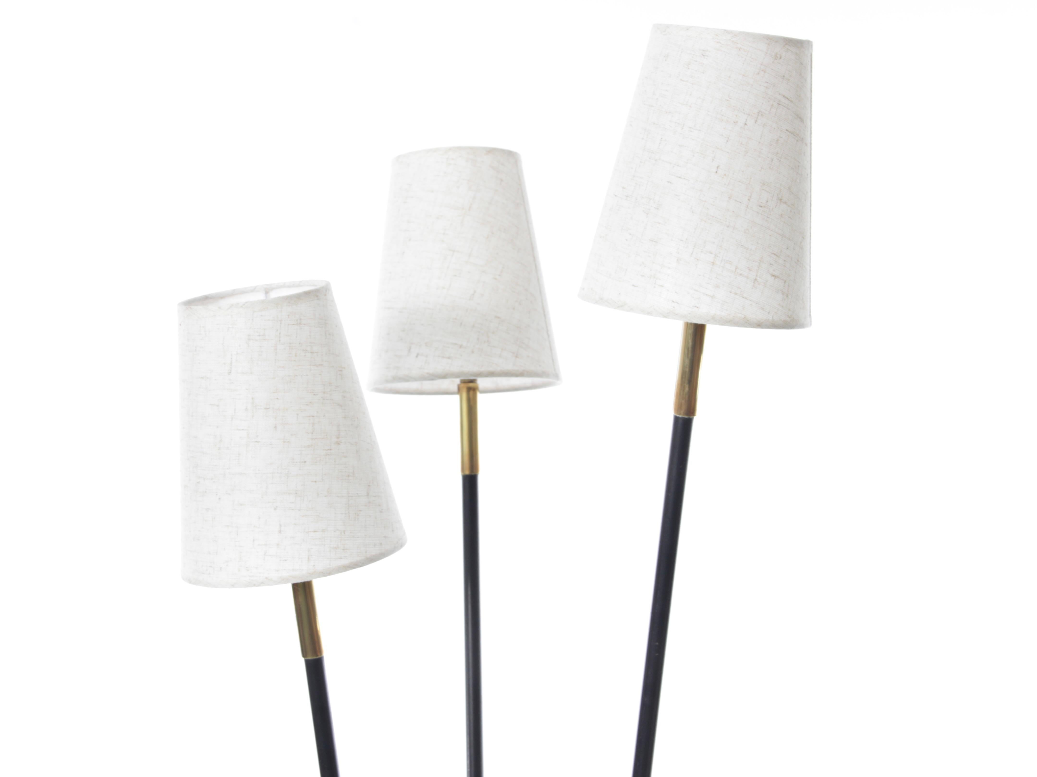 Lampada da terra a treppiede vintage degli anni '60 con tre paralumi. Aste in acciaio laccato, tre nuovi paralumi. Compatibile con le lampadine a baionetta E27.

