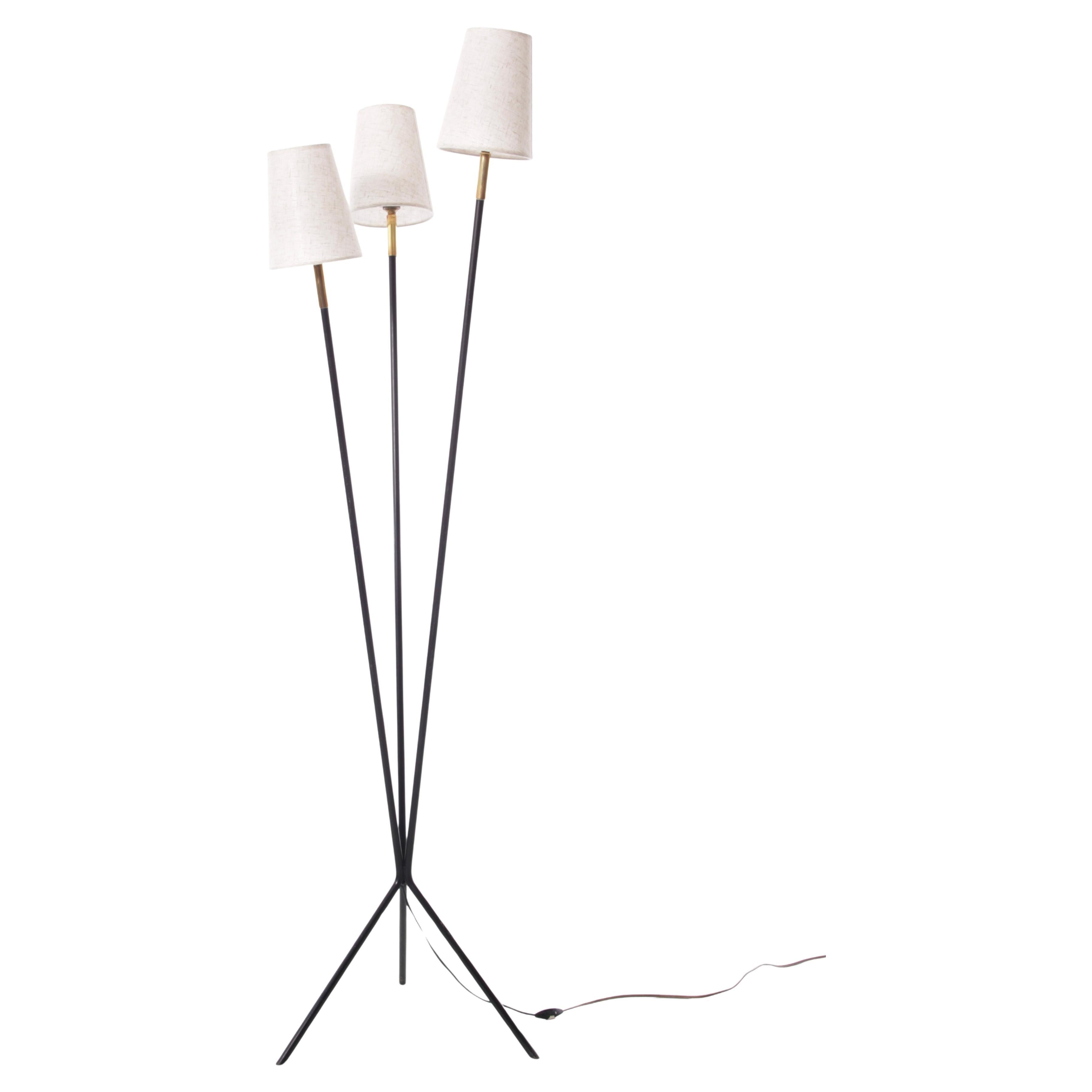 Lampada da terra a treppiede moderna di metà secolo con tre paralumi in vendita