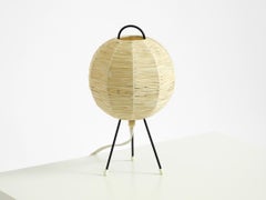 Mid-century modern tripod raffia table night lamp in very good vintage condition