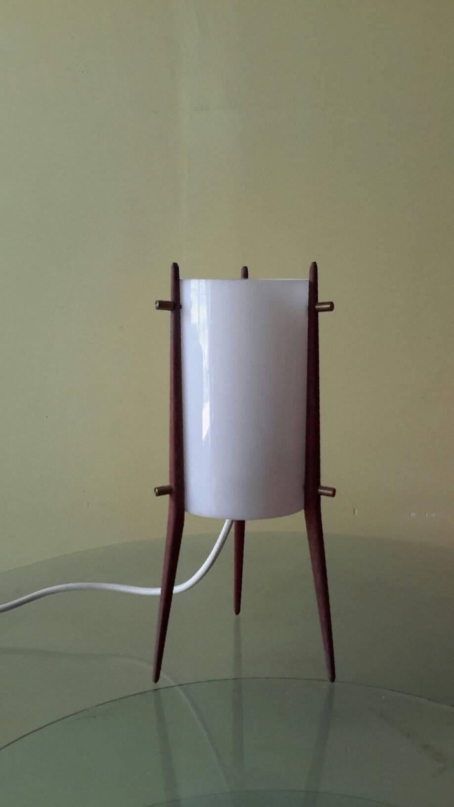 Beautiful and rare 1960s Italian tripod table lamp in Perspex, beautiful wood and brass by Alfaplex, Milano, Italy.
The lamp is in perfect condition with its original wiring. 60 watts max.

Dimensions:
Height 27 cm, 10.63 in
Width 12 cm, 4.72