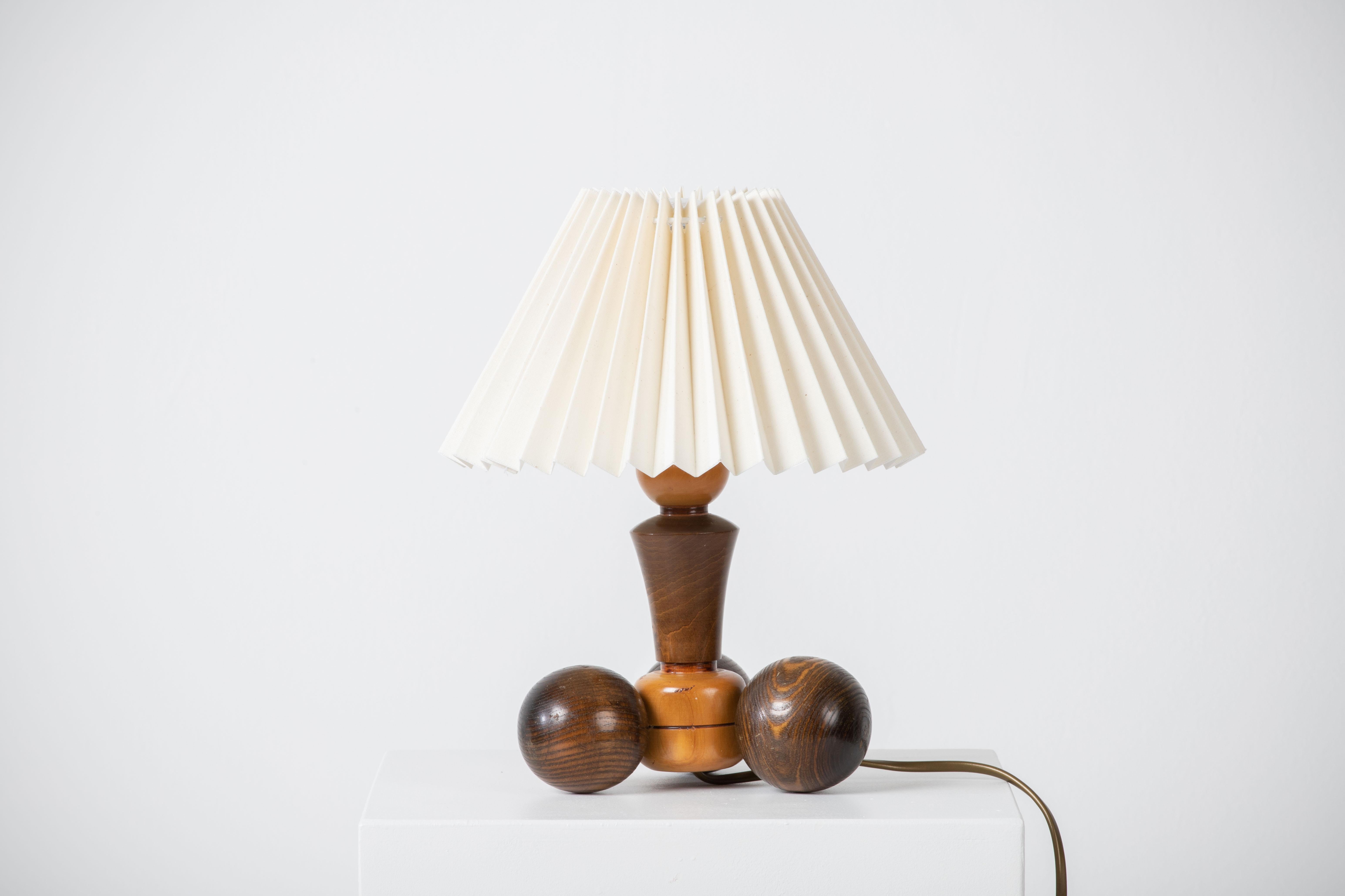 A mid-century table lamp. In wood, France, 1960. 

It is in good general condition and works perfectly. The lamp offers a warm atmosphere.

Sold without lampshade, height to the socket 21 cm.