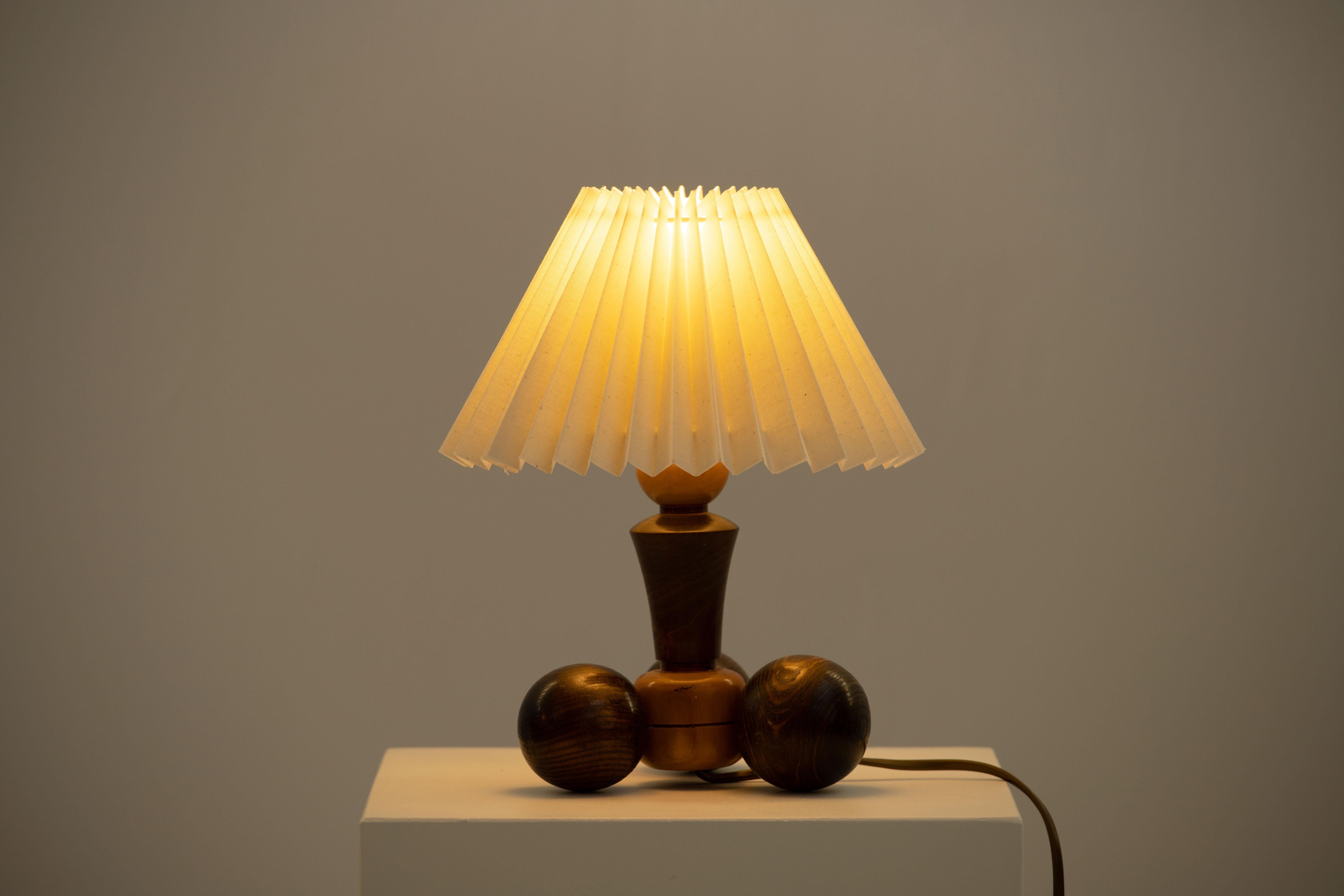 Moderne Dreifuß-Tischlampe aus der Mitte des Jahrhunderts, Frankreich, 1960 (Moderne der Mitte des Jahrhunderts) im Angebot