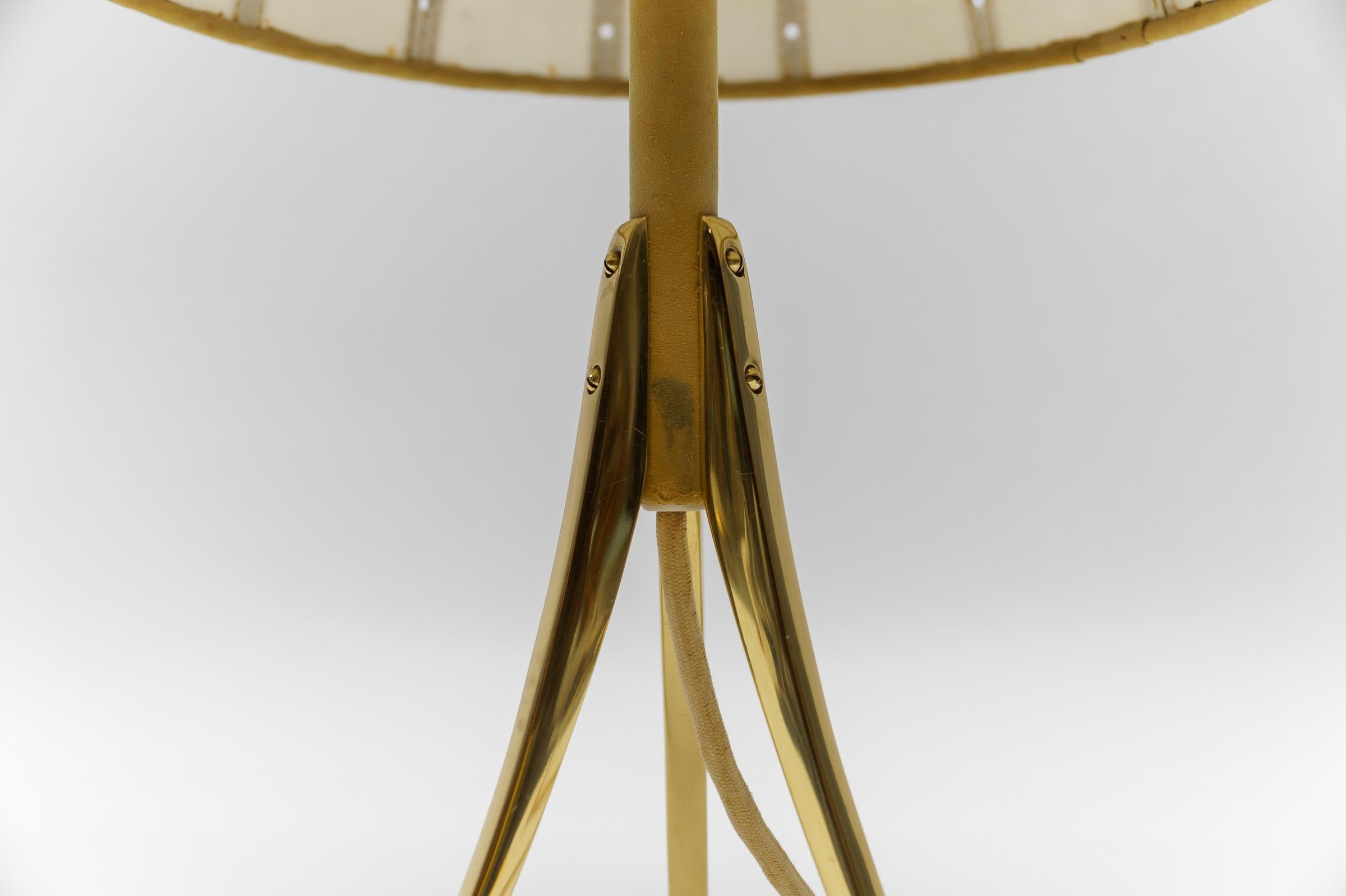 Mid-Century Modern Tripod Table Lamp made in Brass and Leather, 1960s Austria  6