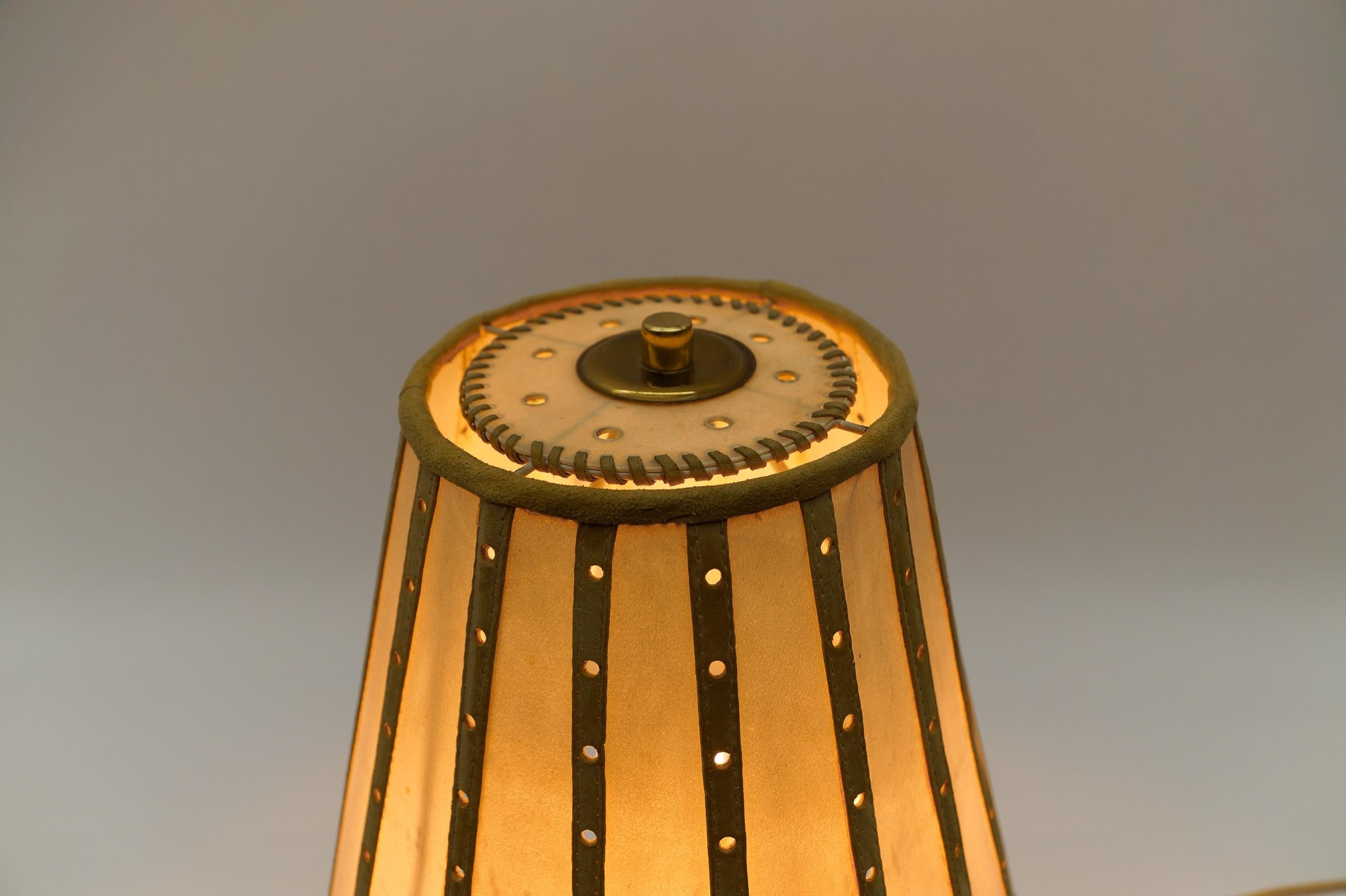 Mid-Century Modern Tripod Table Lamp made in Brass and Leather, 1960s Austria  7