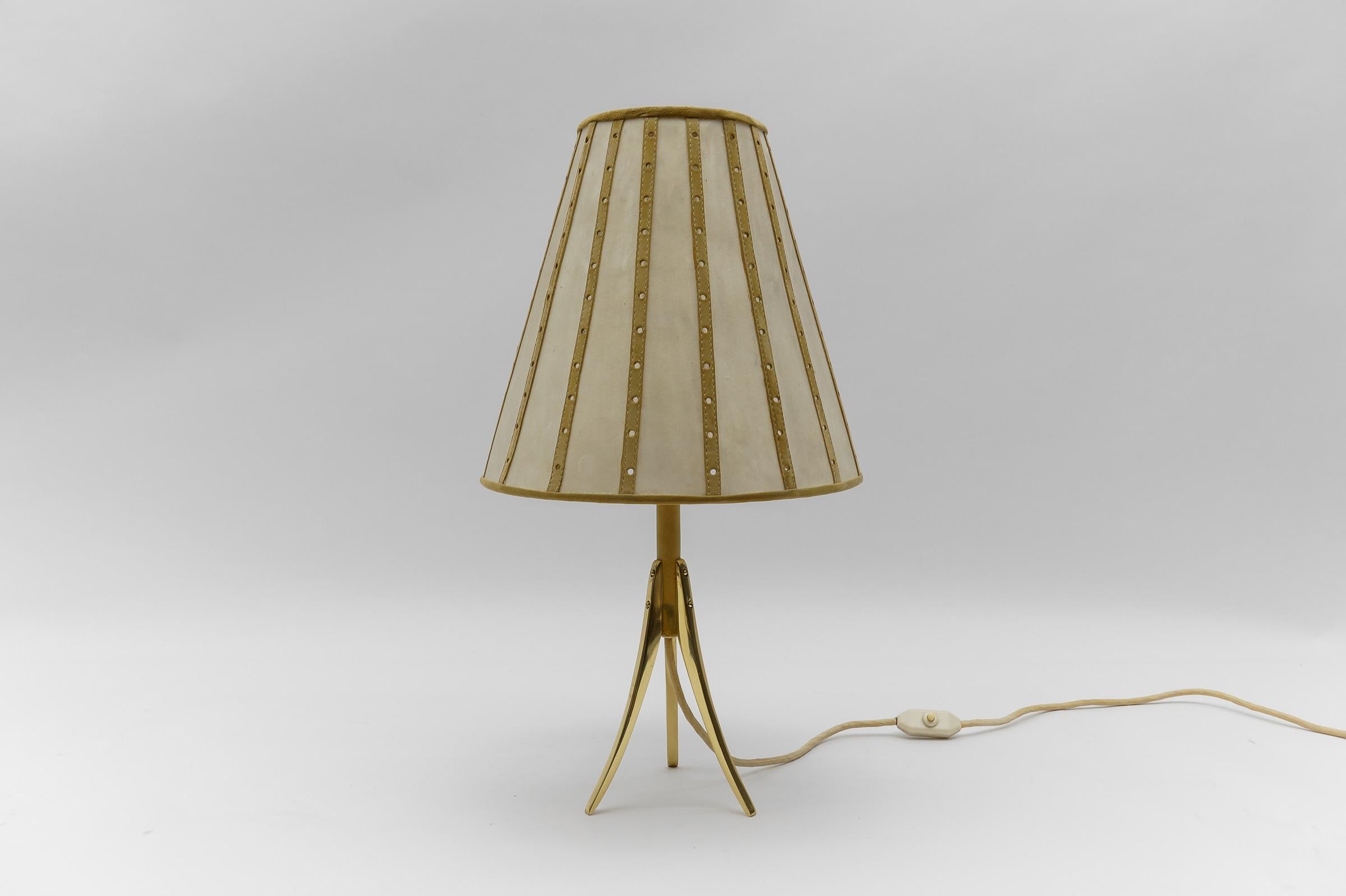 Mid-Century Modern Tripod Table Lamp made in Brass and Leather, 1960s Austria  In Good Condition In Nürnberg, Bayern