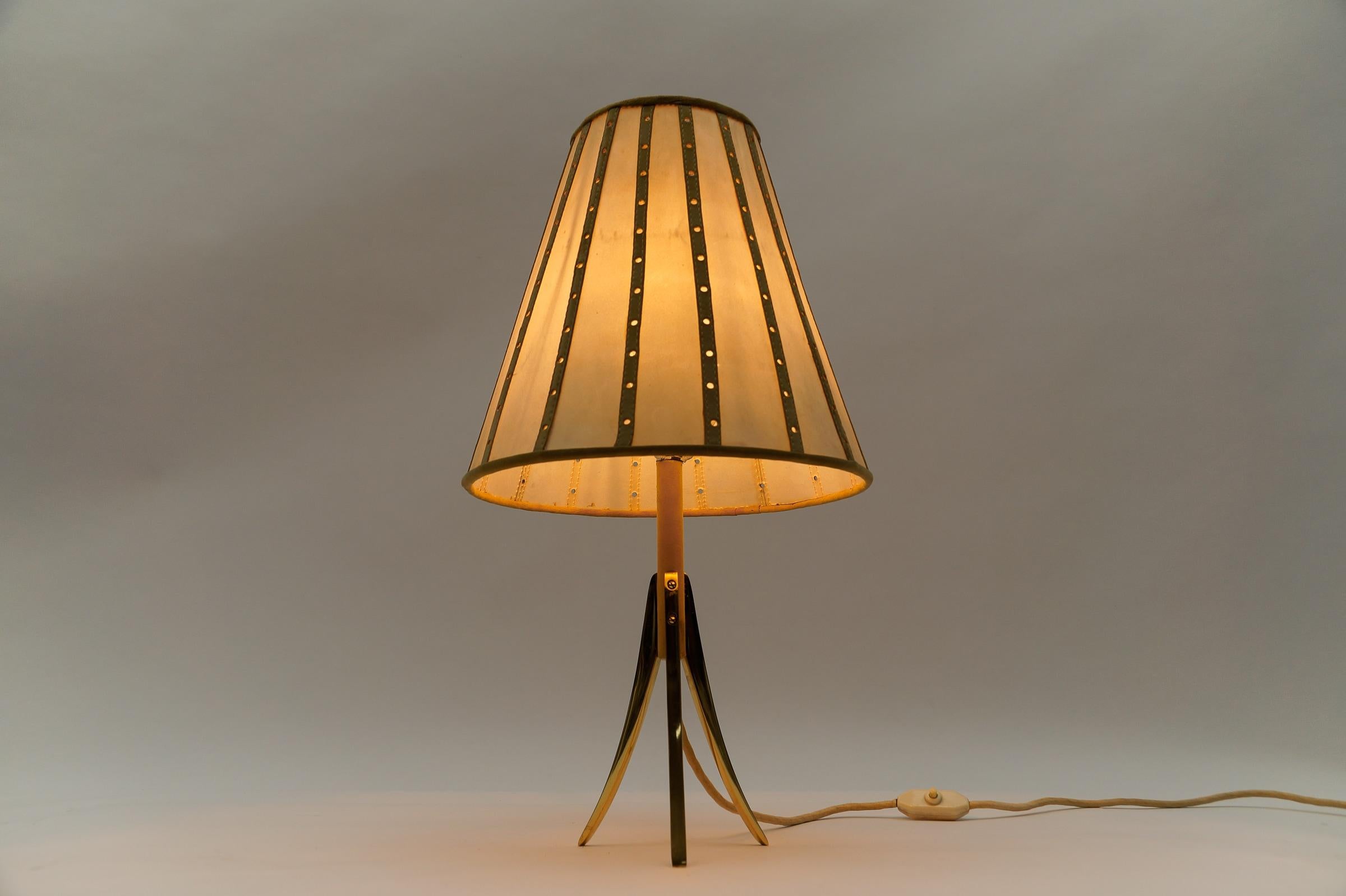 Mid-Century Modern Tripod Table Lamp made in Brass and Leather, 1960s Austria  1