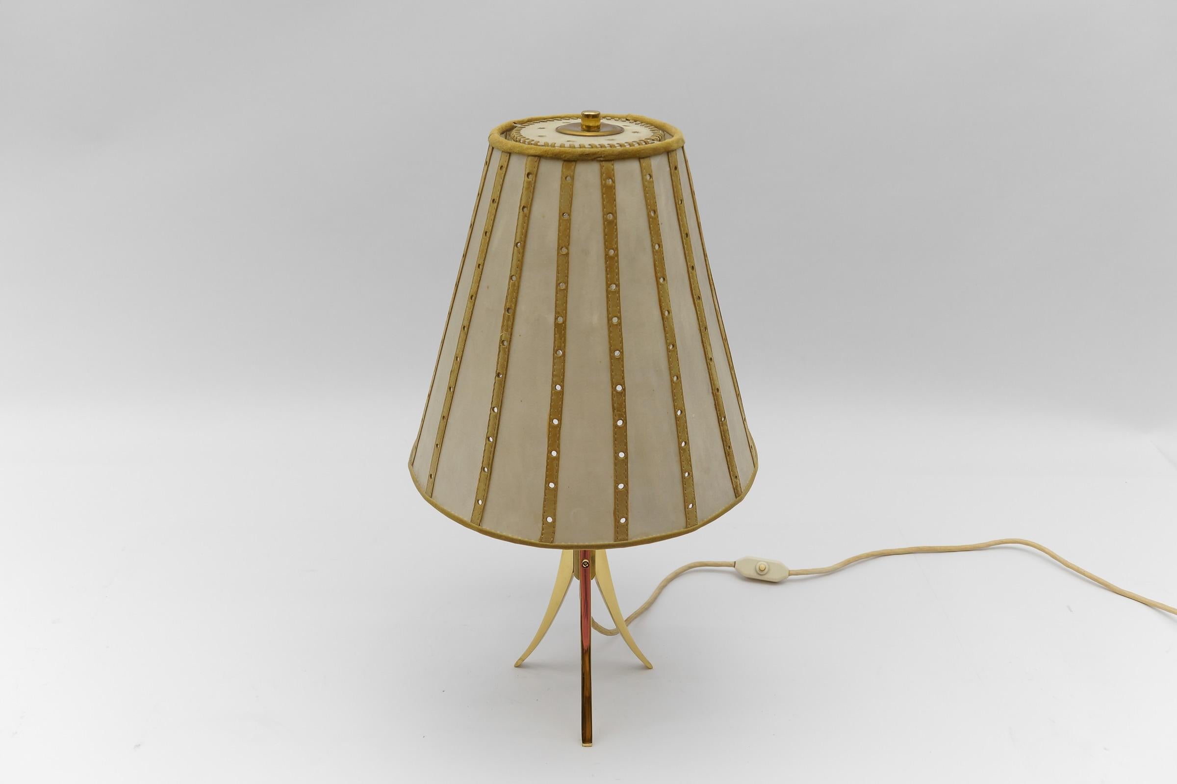 Mid-Century Modern Tripod Table Lamp made in Brass and Leather, 1960s Austria  2