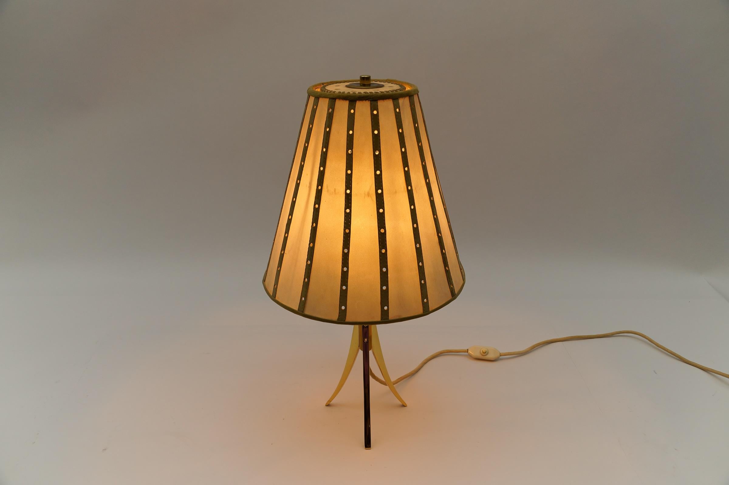 Mid-Century Modern Tripod Table Lamp made in Brass and Leather, 1960s Austria  3