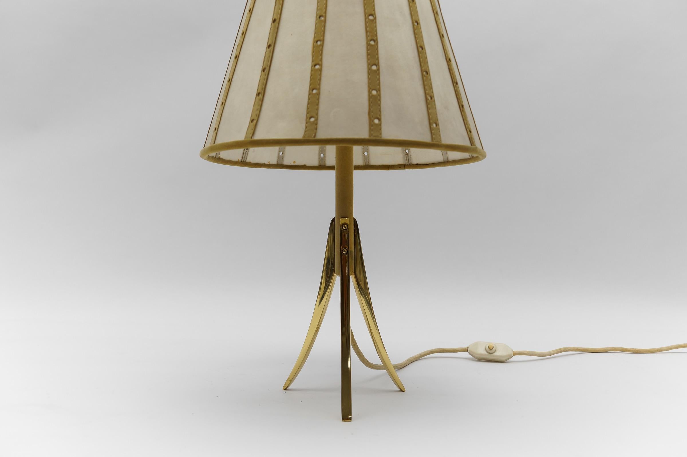 Mid-Century Modern Tripod Table Lamp made in Brass and Leather, 1960s Austria  4