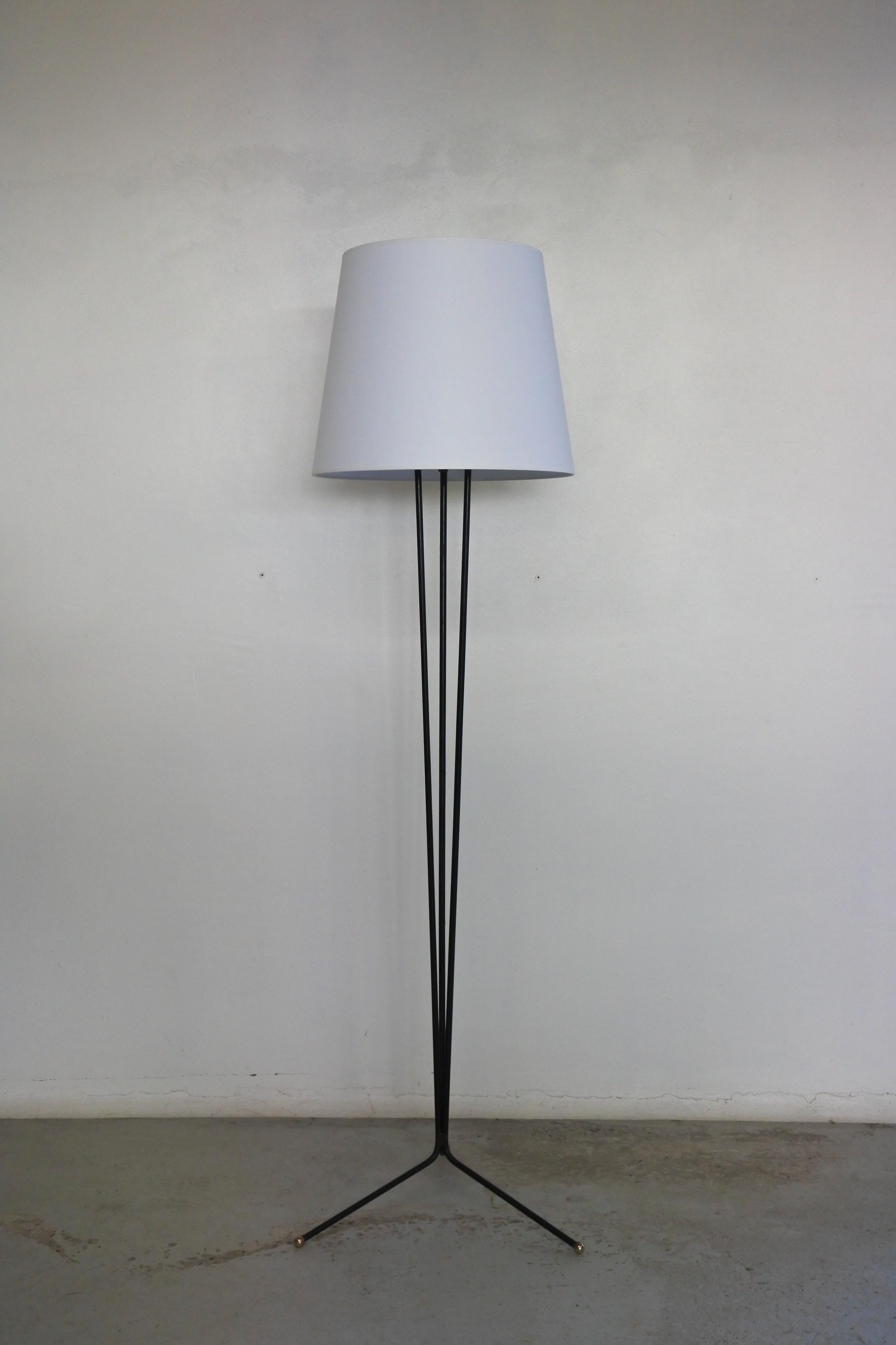 French Mid-Century Modern floor lamp 
Black lacquered metal with brass accents
1950s.