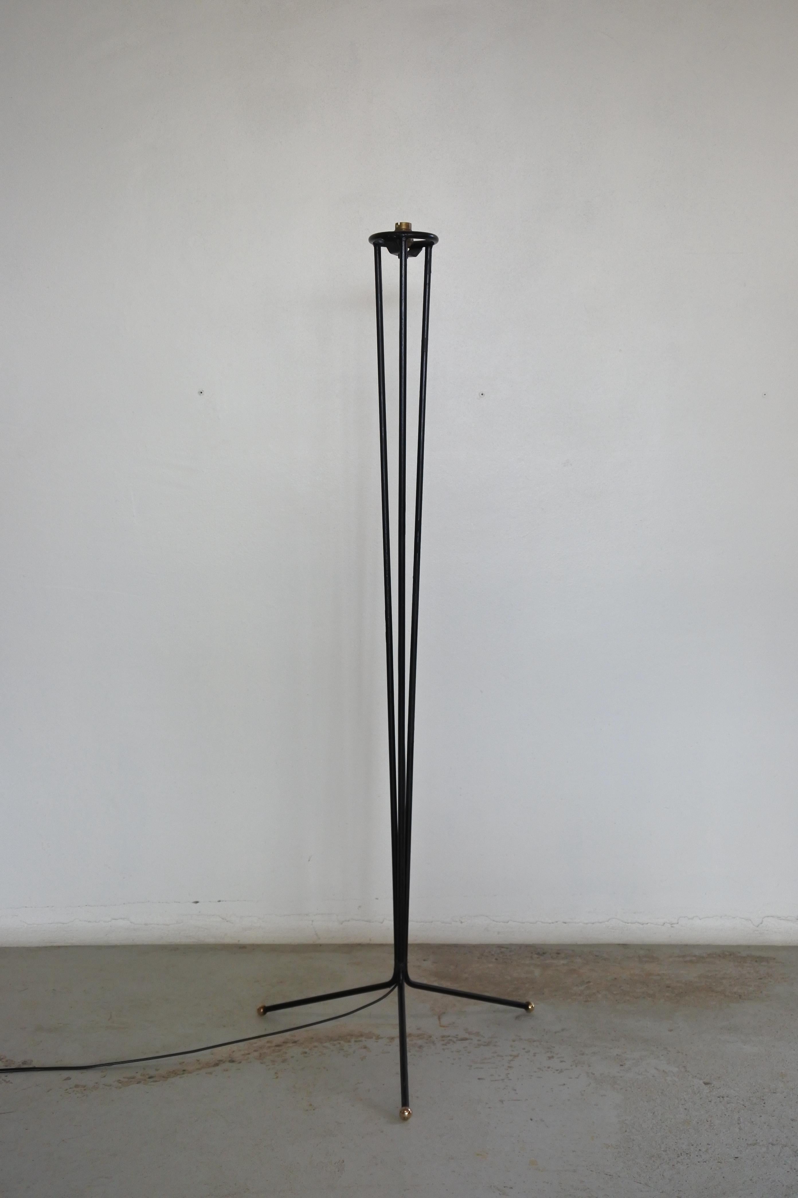 Mid-Century Modern Tripode Floor Lamp in Lacquered Metal & Brass, France, 1950s In Good Condition In La Teste De Buch, FR