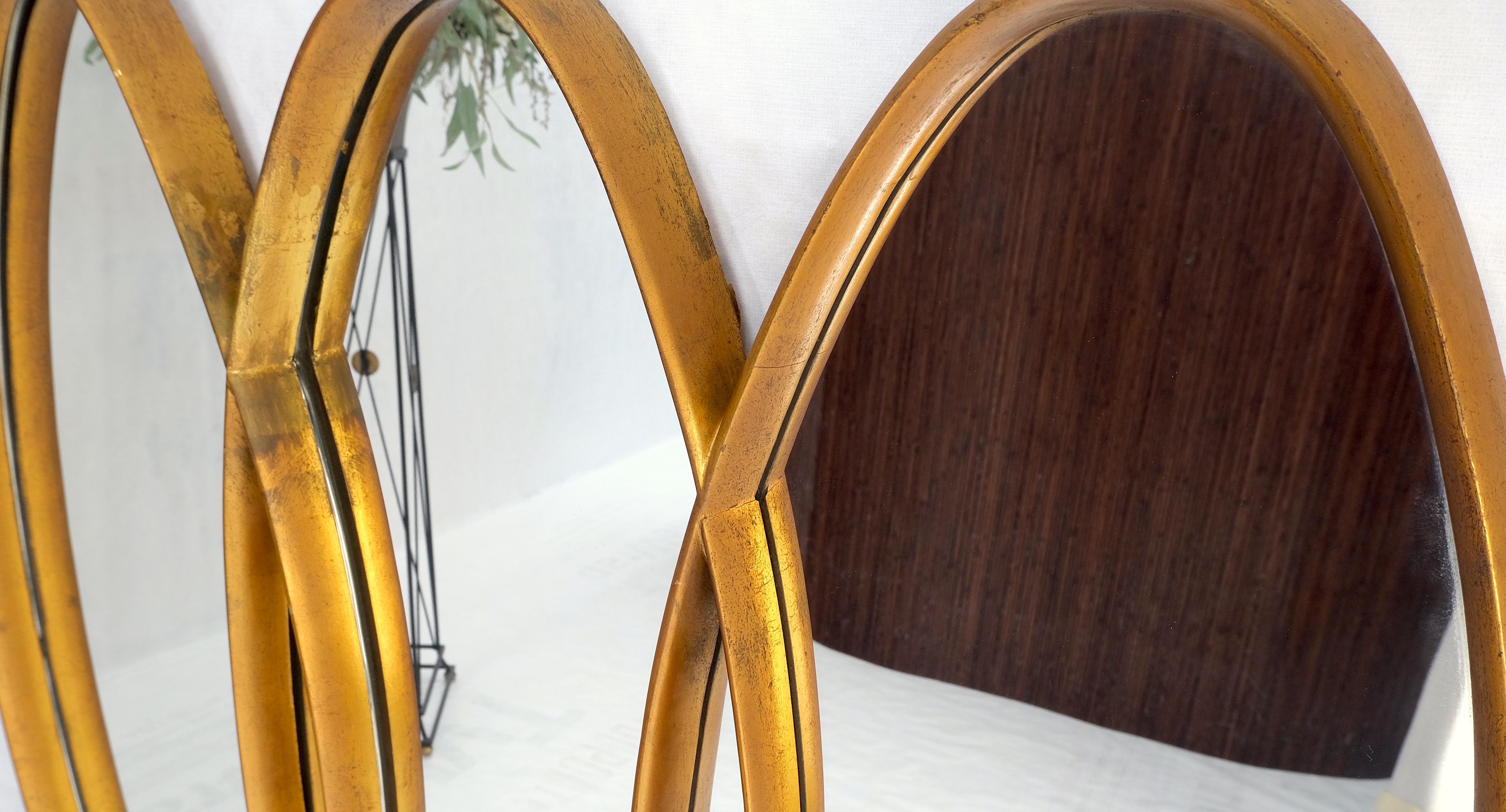 20ième siècle Miroir mural en bois sculpté à triple chevauchement et à dorure dorée du milieu du siècle dernier en vente