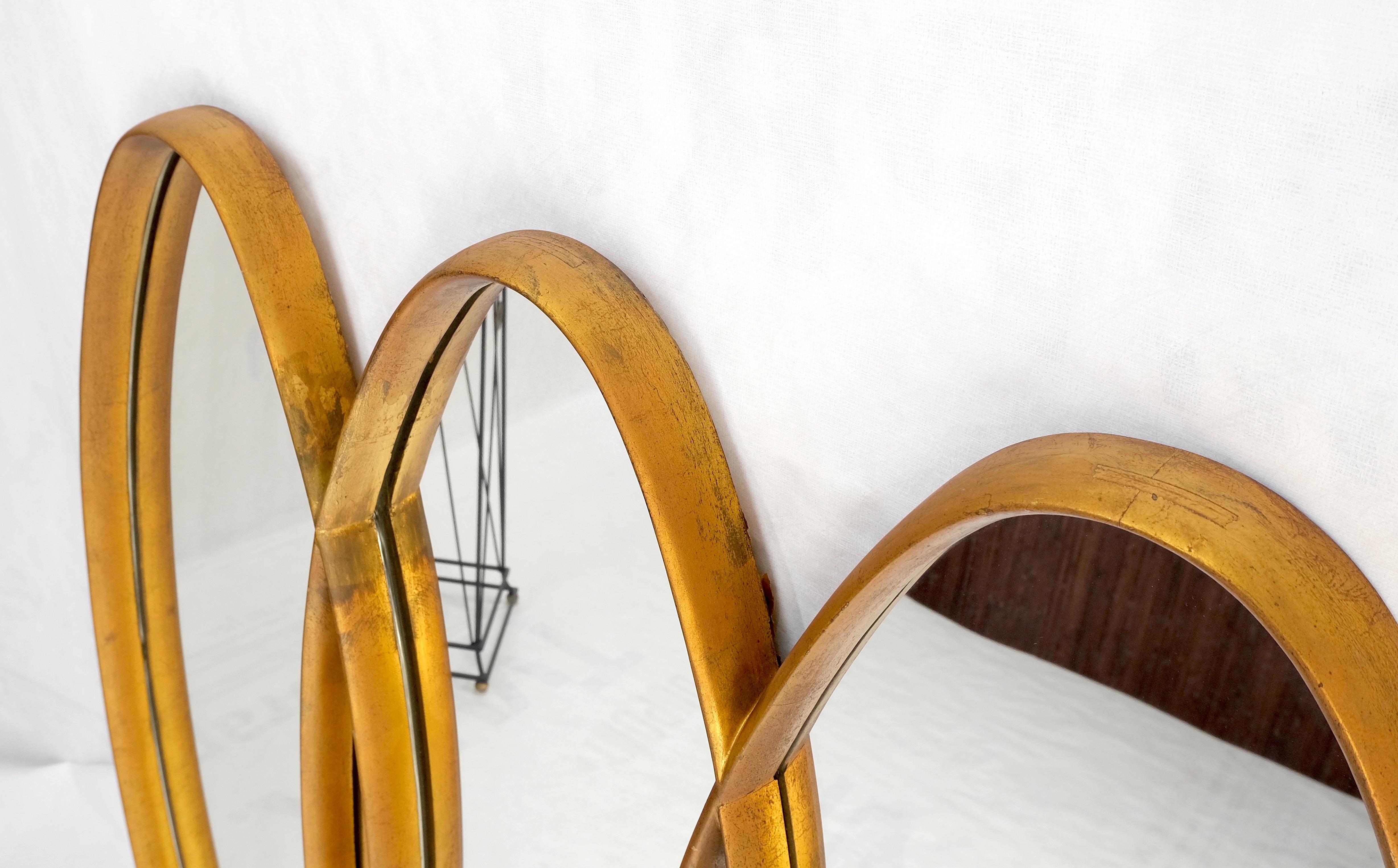 Miroir mural en bois sculpté à triple chevauchement et à dorure dorée du milieu du siècle dernier en vente 1