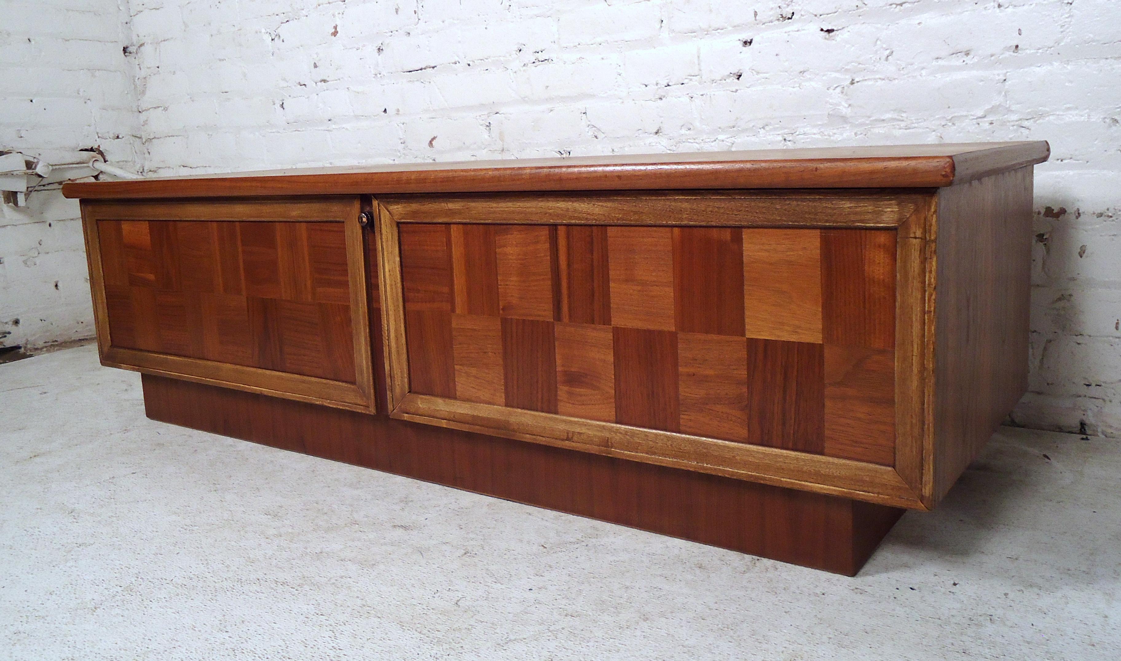 Beautiful vintage modern cedar chest by Lane featuring a two-tone checker designed front.

(Please confirm item location - NY or NJ - with dealer).