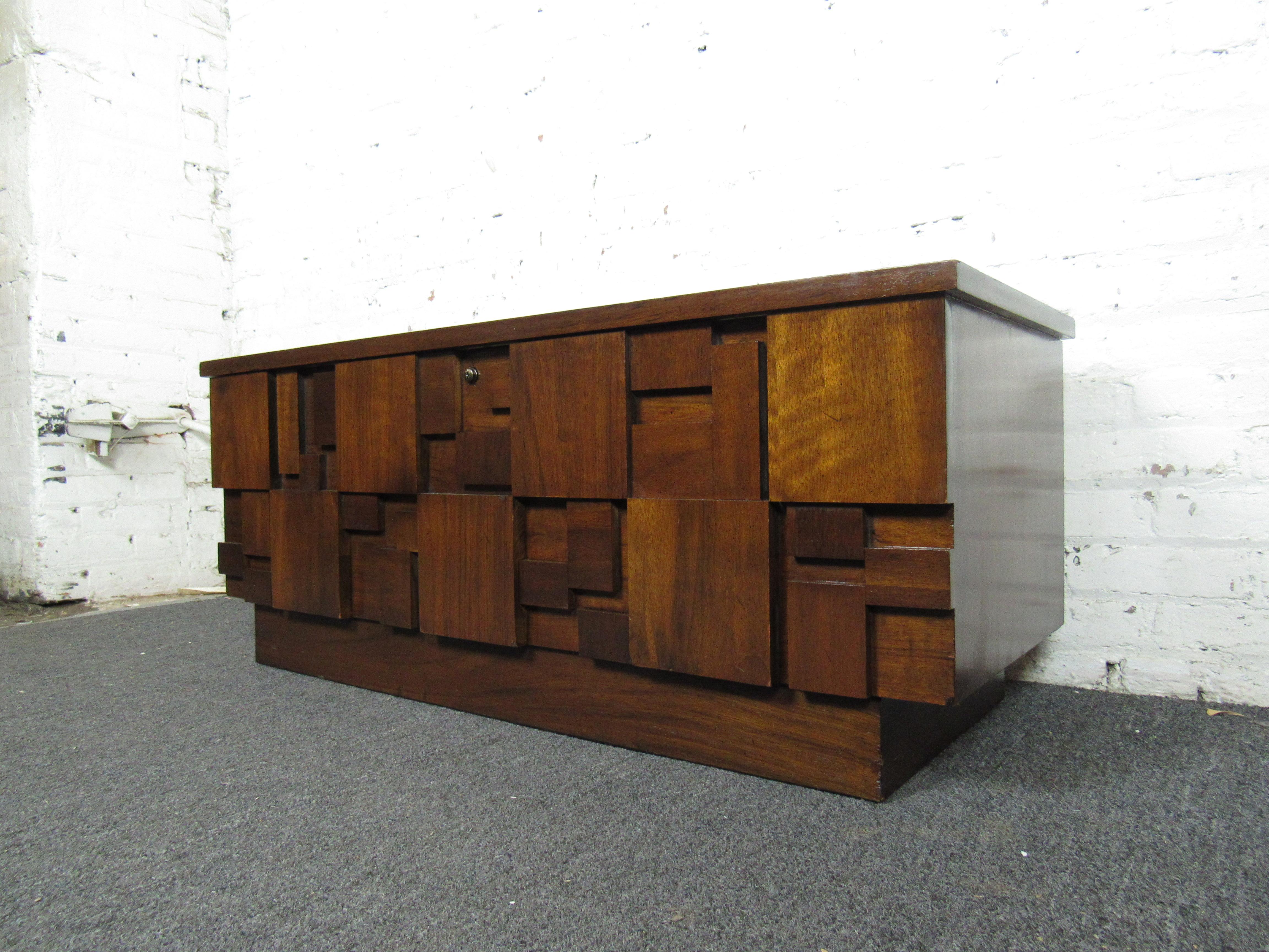 Beautiful Mid-Century Modern trunk by Lane Furniture, combining a rich walnut woodgrain with sturdy craftsmanship and made in USA quality. A fleece-lined shelf and roomy spacious offer organization and storage. Please confirm item location with