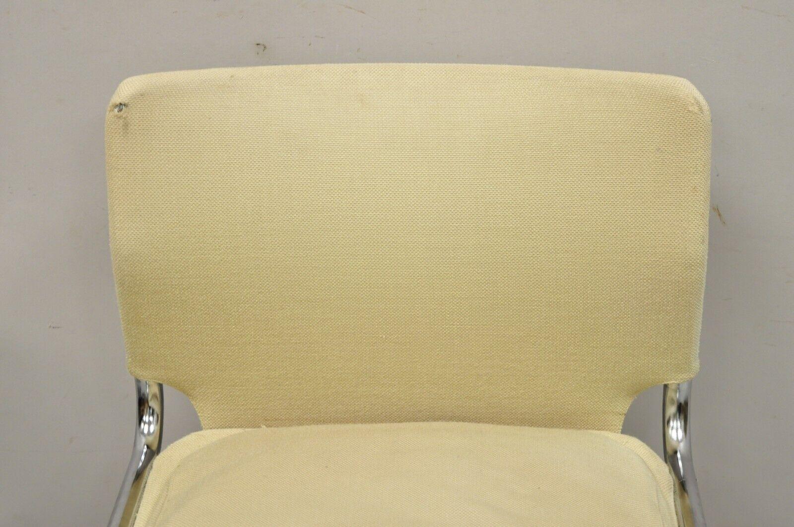 The Modernity Tubular Chrome Cantilever Side Chair with Burlap Seat (Chaise d'appoint tubulaire en chrome avec assise en toile de jute) Bon état - En vente à Philadelphia, PA