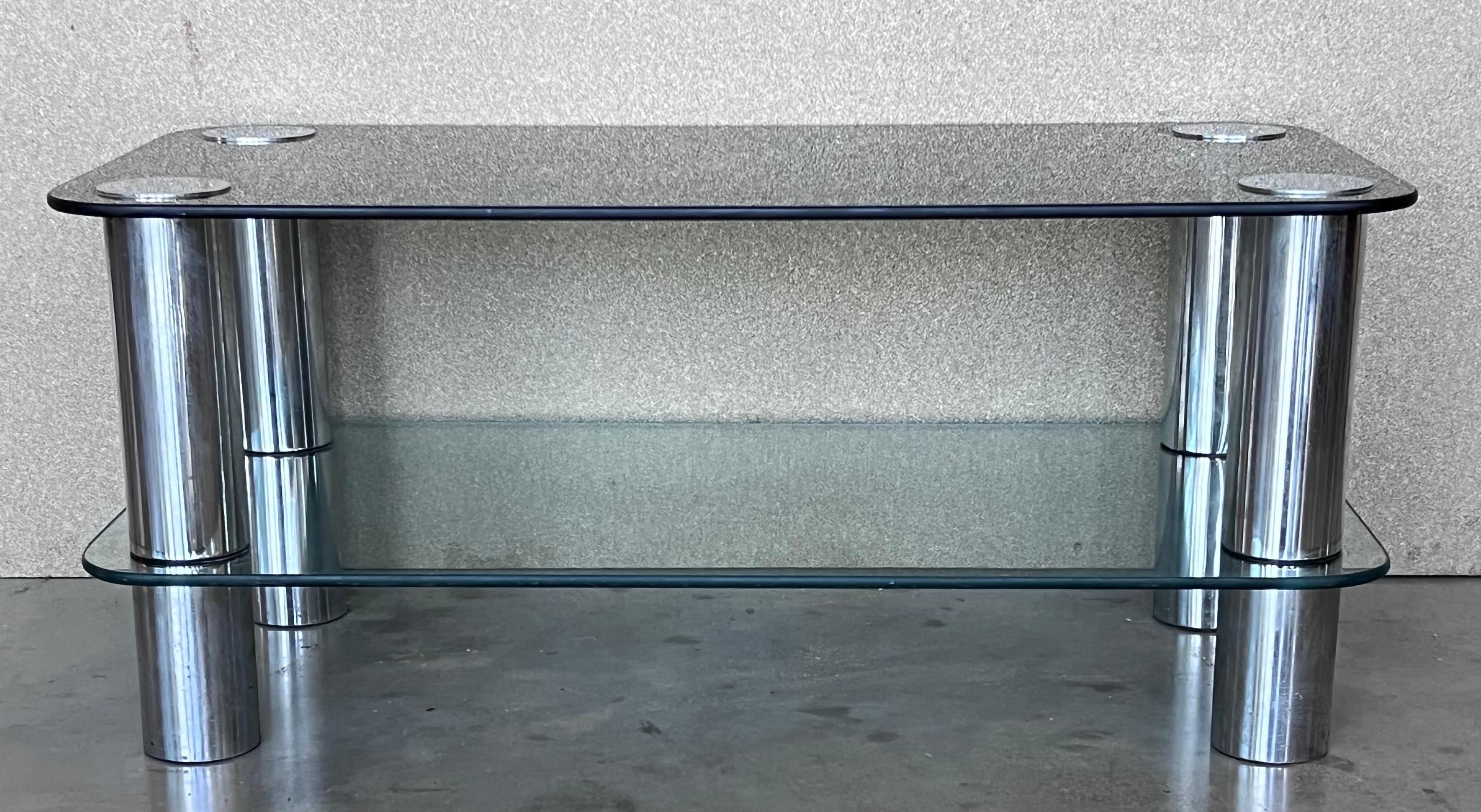 italien Table basse à deux niveaux en chrome tubulaire, moderne du milieu du siècle dernier, avec plateau en verre fumé en vente