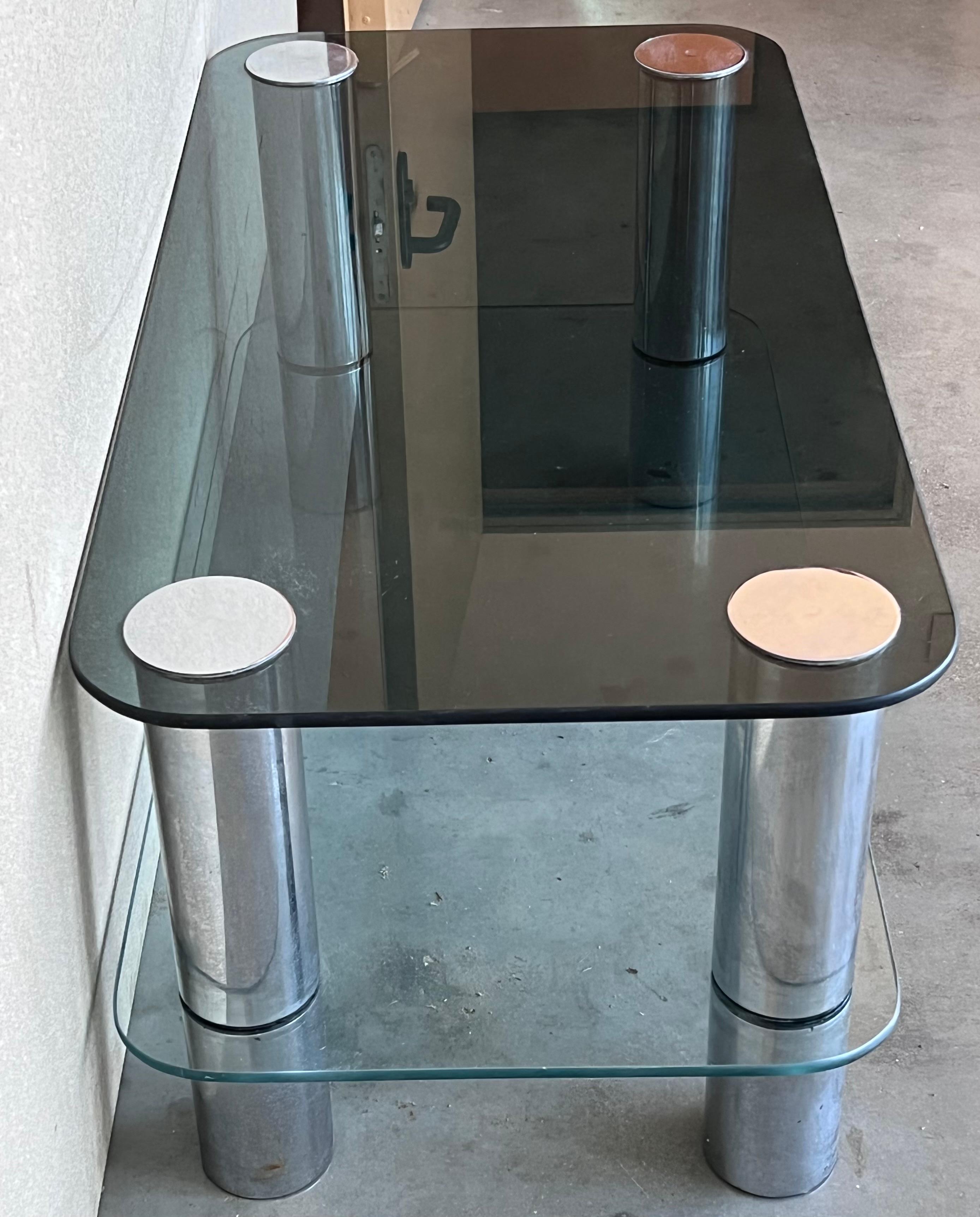 20ième siècle Table basse à deux niveaux en chrome tubulaire, moderne du milieu du siècle dernier, avec plateau en verre fumé en vente