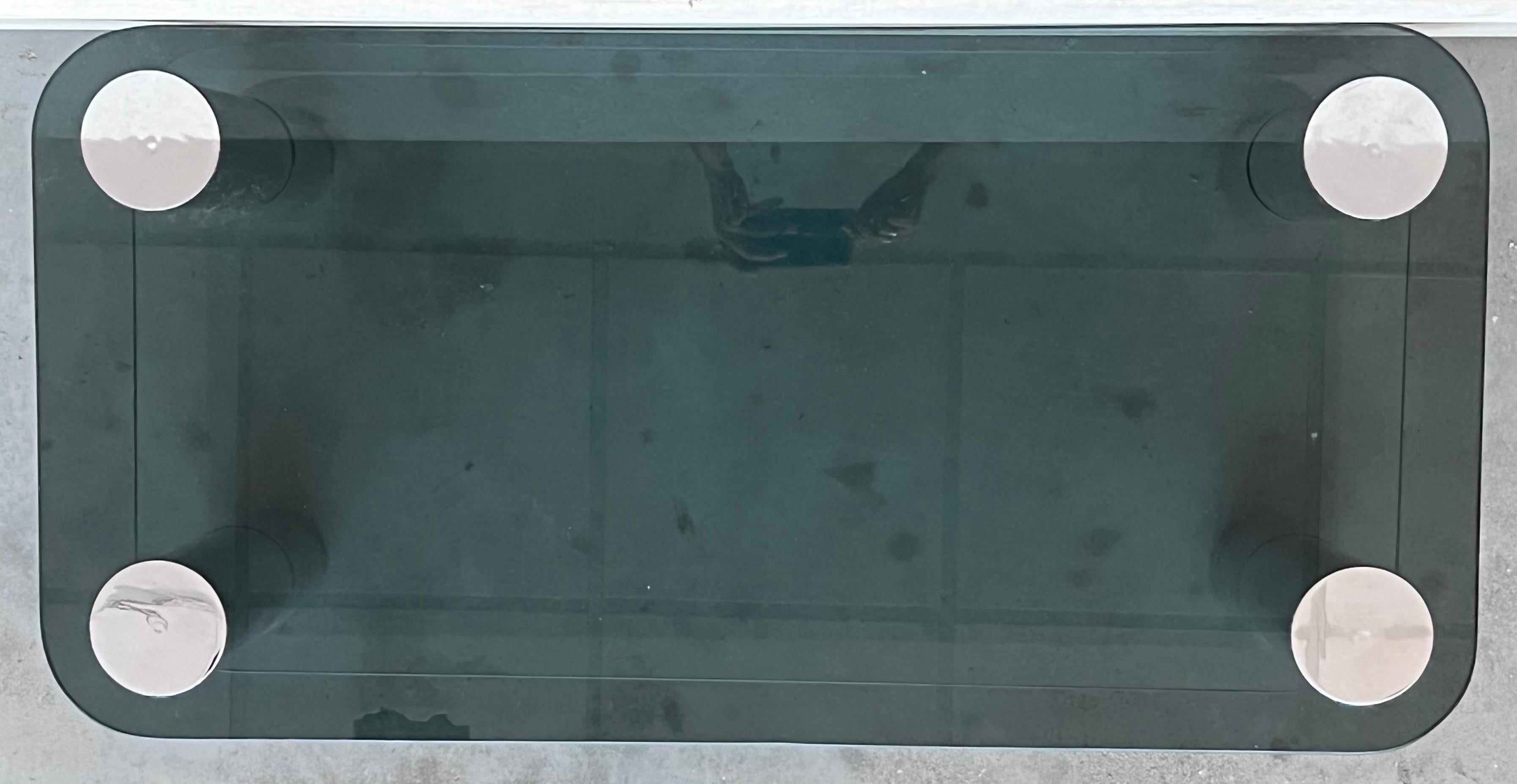 Verre Table basse à deux niveaux en chrome tubulaire, moderne du milieu du siècle dernier, avec plateau en verre fumé en vente