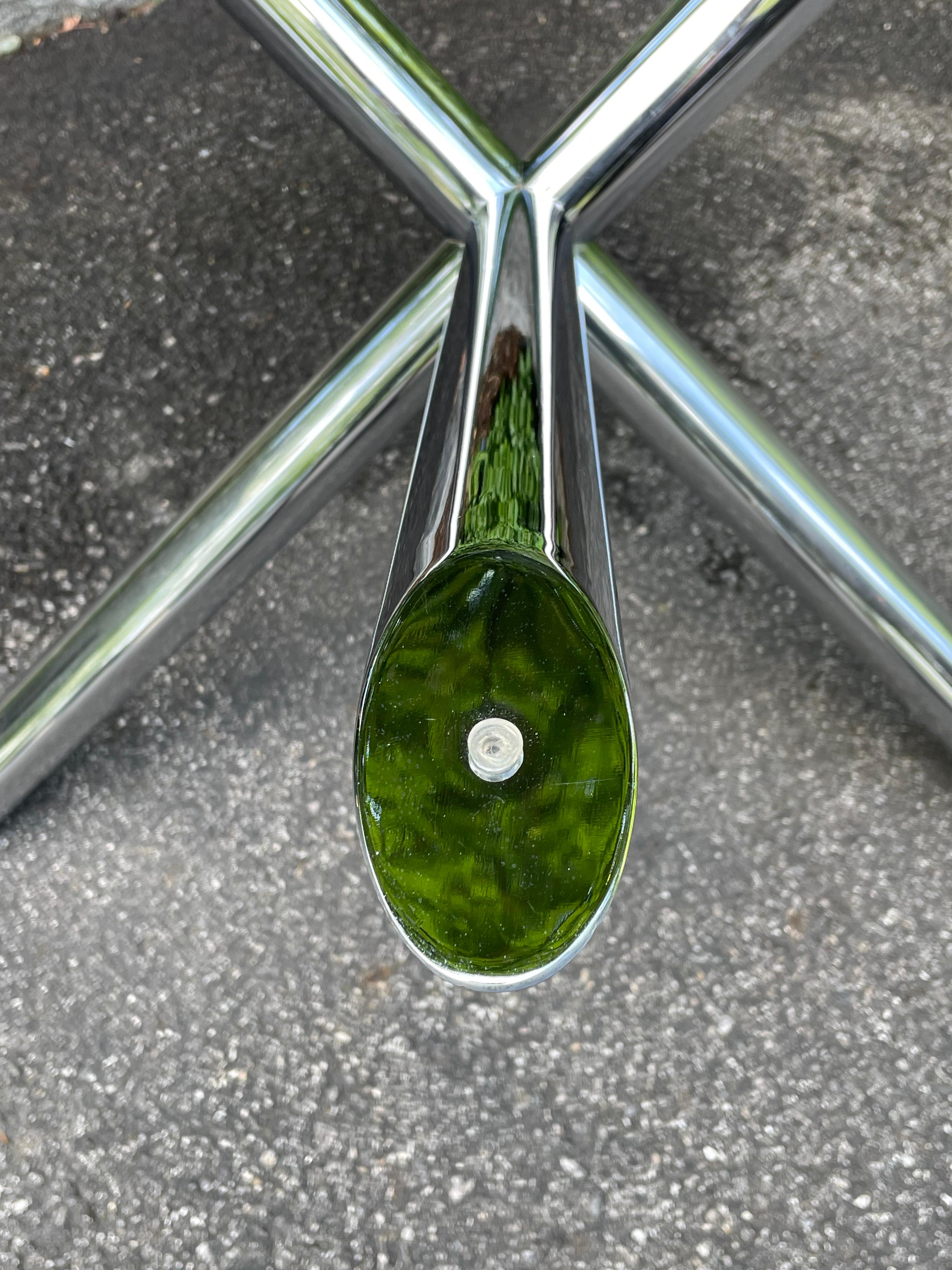 Mid Century Modern Tubular Chrome X Base Dining Table with New Round Glass Top In Good Condition For Sale In Bedford Hills, NY