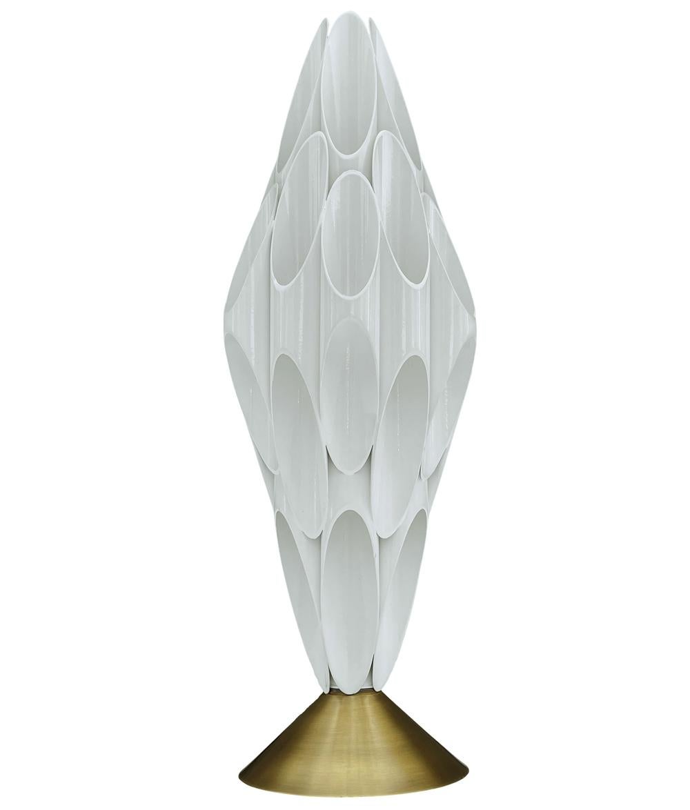 Moderne röhrenförmige Tisch-Skulptur-Lampe aus Messing und Weiß nach Rougier, Mitte des Jahrhunderts (amerikanisch)