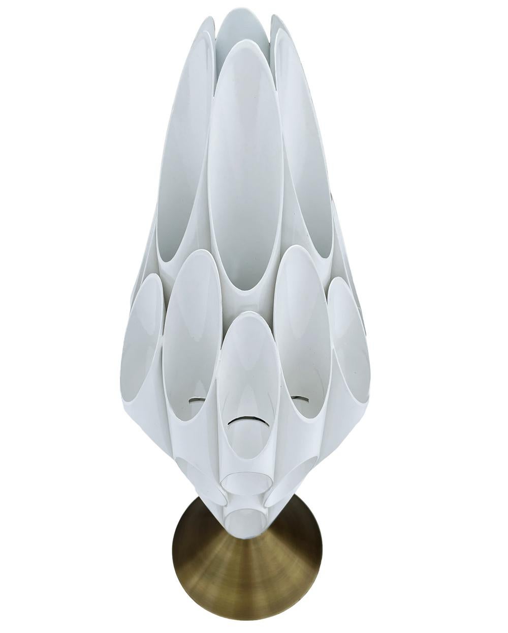 Moderne röhrenförmige Tisch-Skulptur-Lampe aus Messing und Weiß nach Rougier, Mitte des Jahrhunderts (21. Jahrhundert und zeitgenössisch)