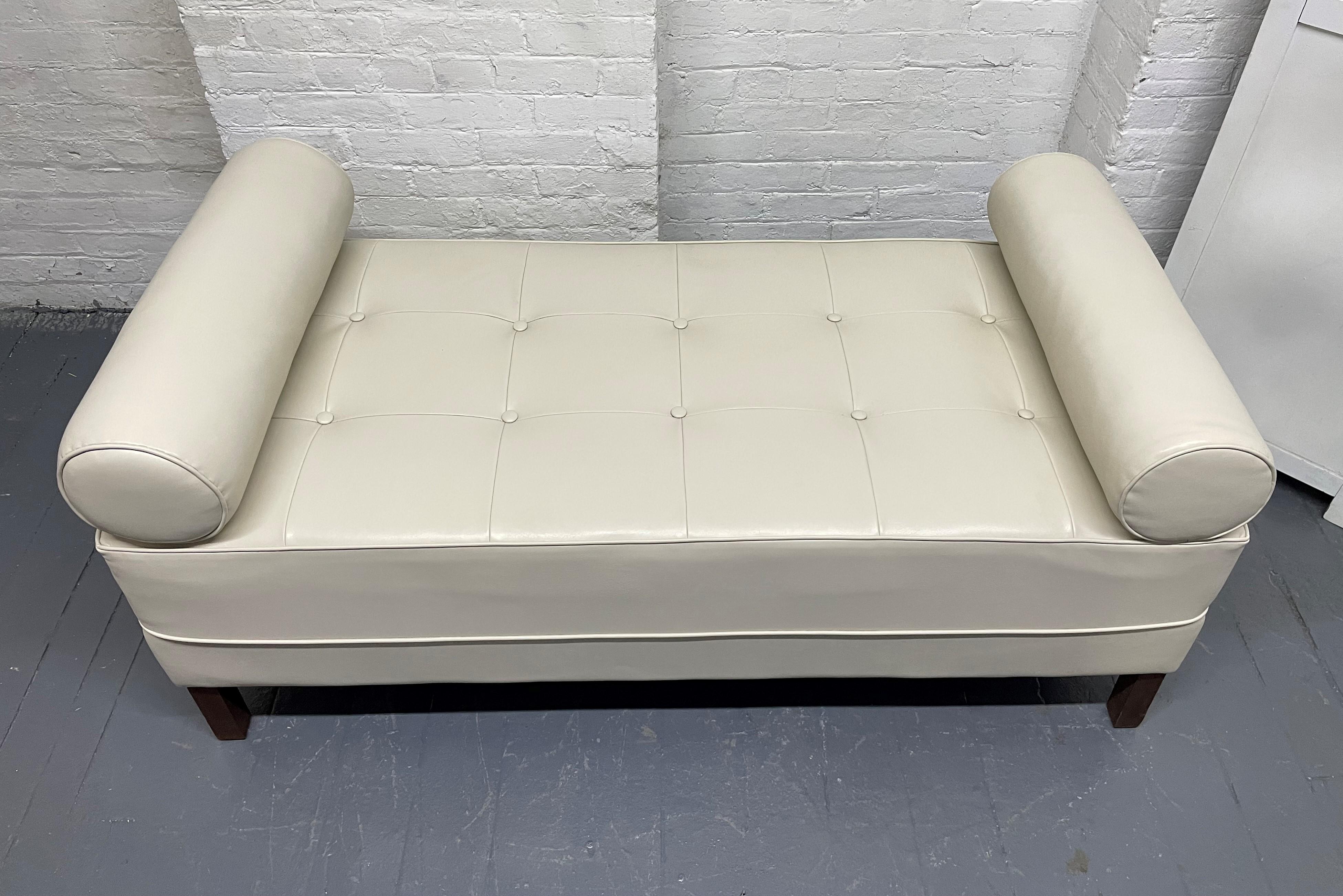 Mid-Century Modern Tufted Bench In Good Condition For Sale In New York, NY
