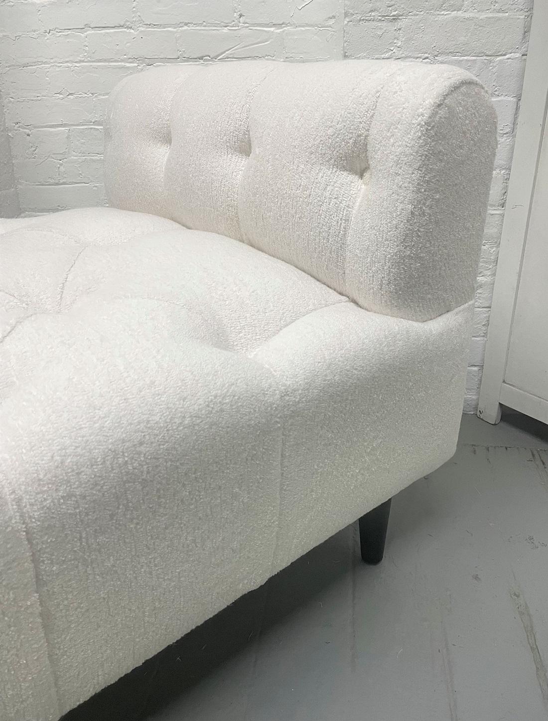 Mid-Century Modern Tufted Bench in Bouclé In Good Condition For Sale In New York, NY