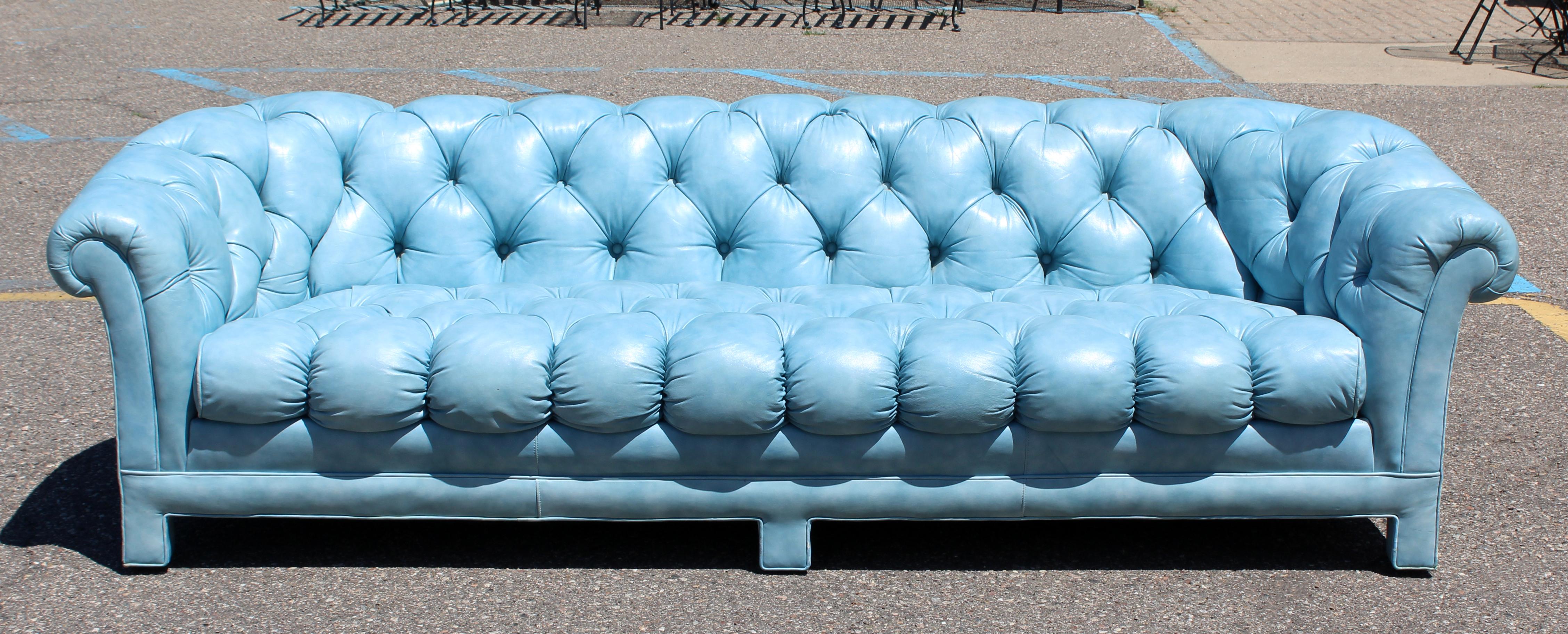 For your consideration is an incredible, curved, tufted blue leather sofa, by Classic Leather Furniture Inc., in the style of Milo Baughman, circa 1970s. In excellent condition. The dimensions are 90