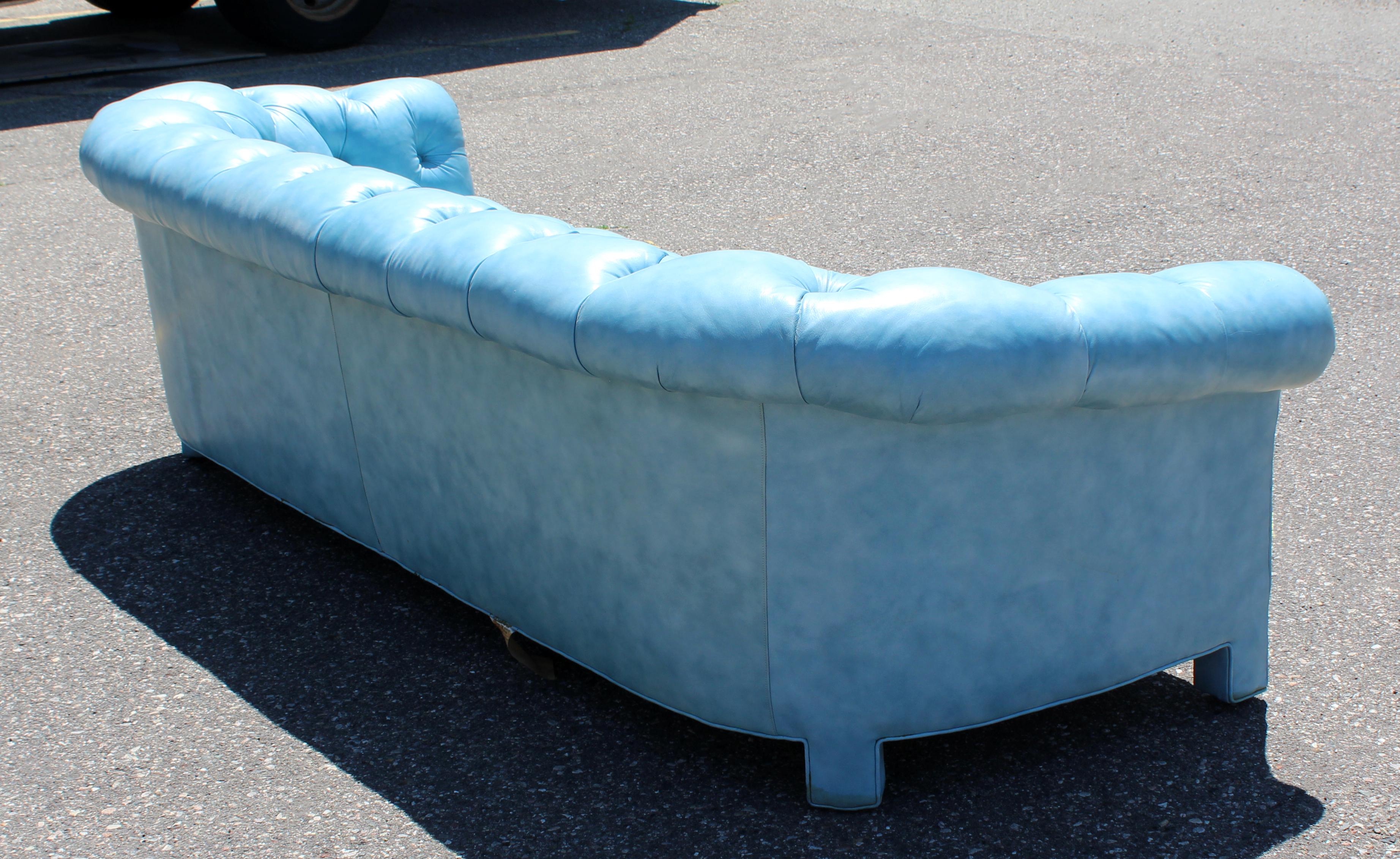 Mid-Century Modern Tufted Blue Leather Chesterfield Classic Sofa, 1970s In Good Condition In Keego Harbor, MI