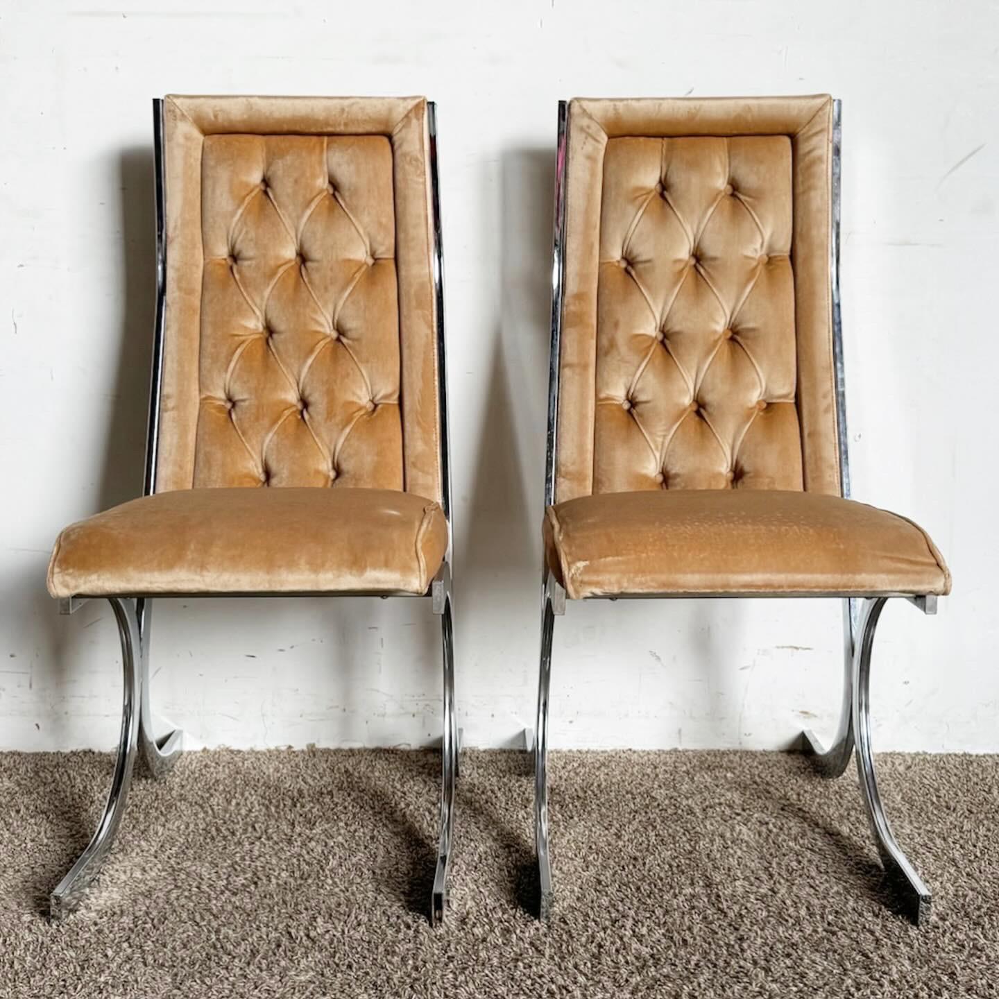 Le sedie da pranzo Mid Century Modern Tufted Fabric Chrome, un set di sei, uniscono il fascino retrò al comfort moderno. Fabrice ha un'elegante struttura cromata e un tessuto soffice e imbottito: queste sedie sono perfette per pranzare con stile.